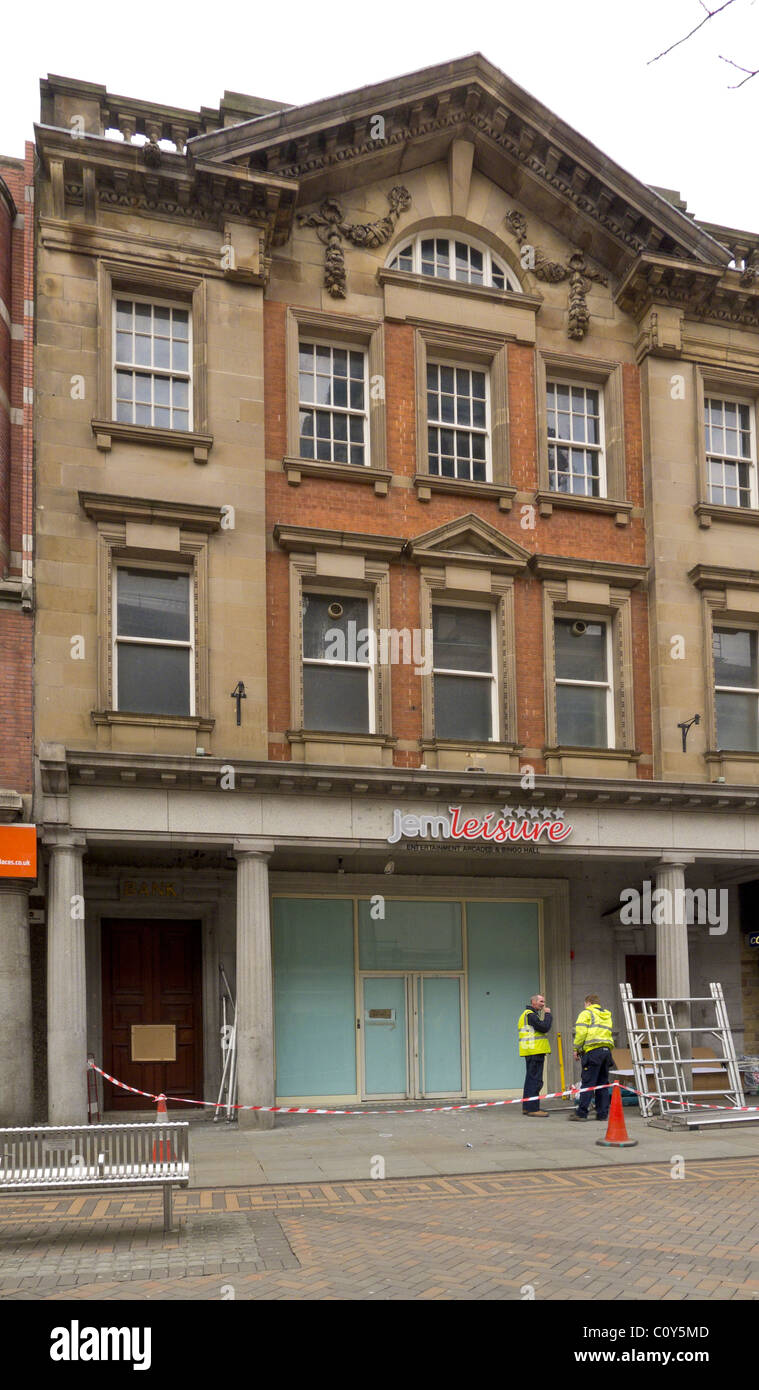 Travail des travailleurs sur un 'loisirs' jem et arcade divertissement extérieur salle de bingo sur une ligne longue, Nottingham City Centre Banque D'Images