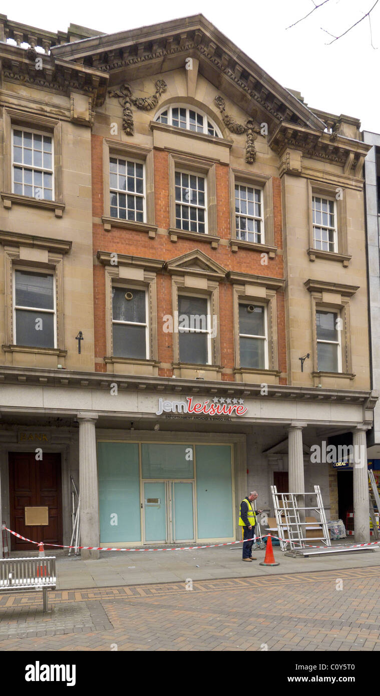 Travail des travailleurs sur un 'loisirs' jem et arcade divertissement extérieur salle de bingo sur une ligne longue, Nottingham City Centre Banque D'Images