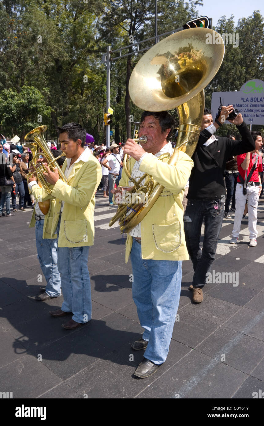 Homme mexicain jouant un gros tuba lors d'un défilé Photo Stock - Alamy