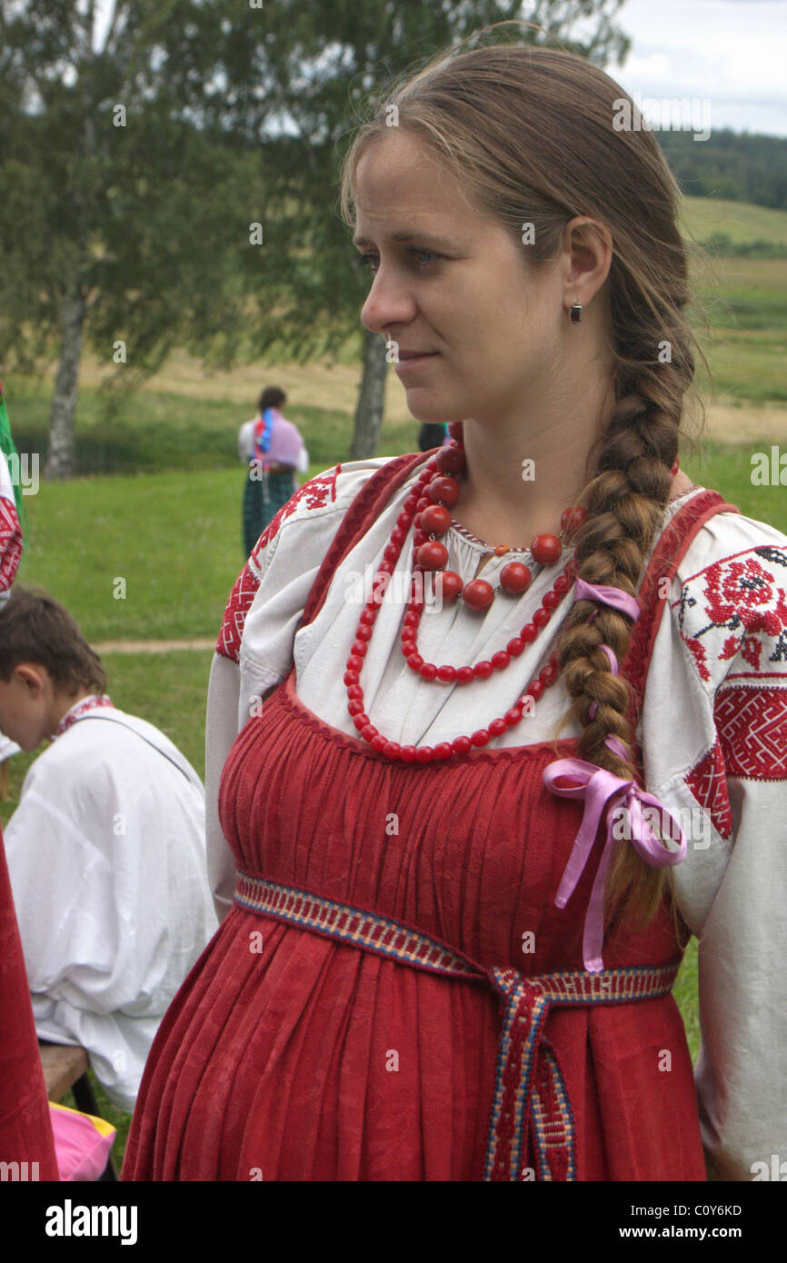 Femme dans une robe traditionnelle russe au festival de folklore dans la région de Pskov, Russie Banque D'Images