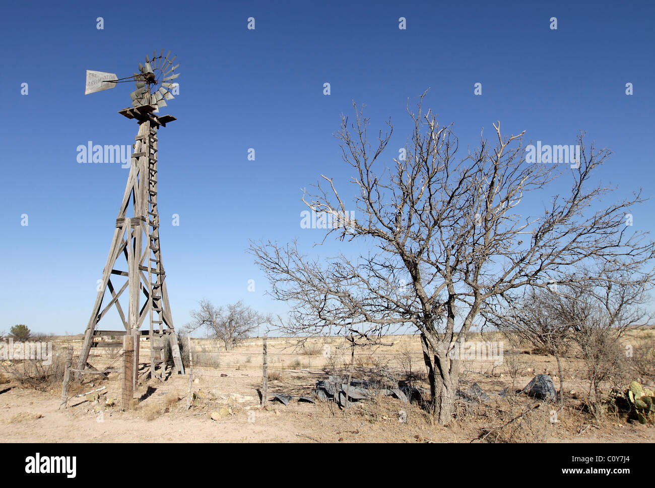 Ancien moulin à vent utilisé pour pomper l'eau dans l'ouest jusqu'au Texas, près de la ville de Marathon. Banque D'Images