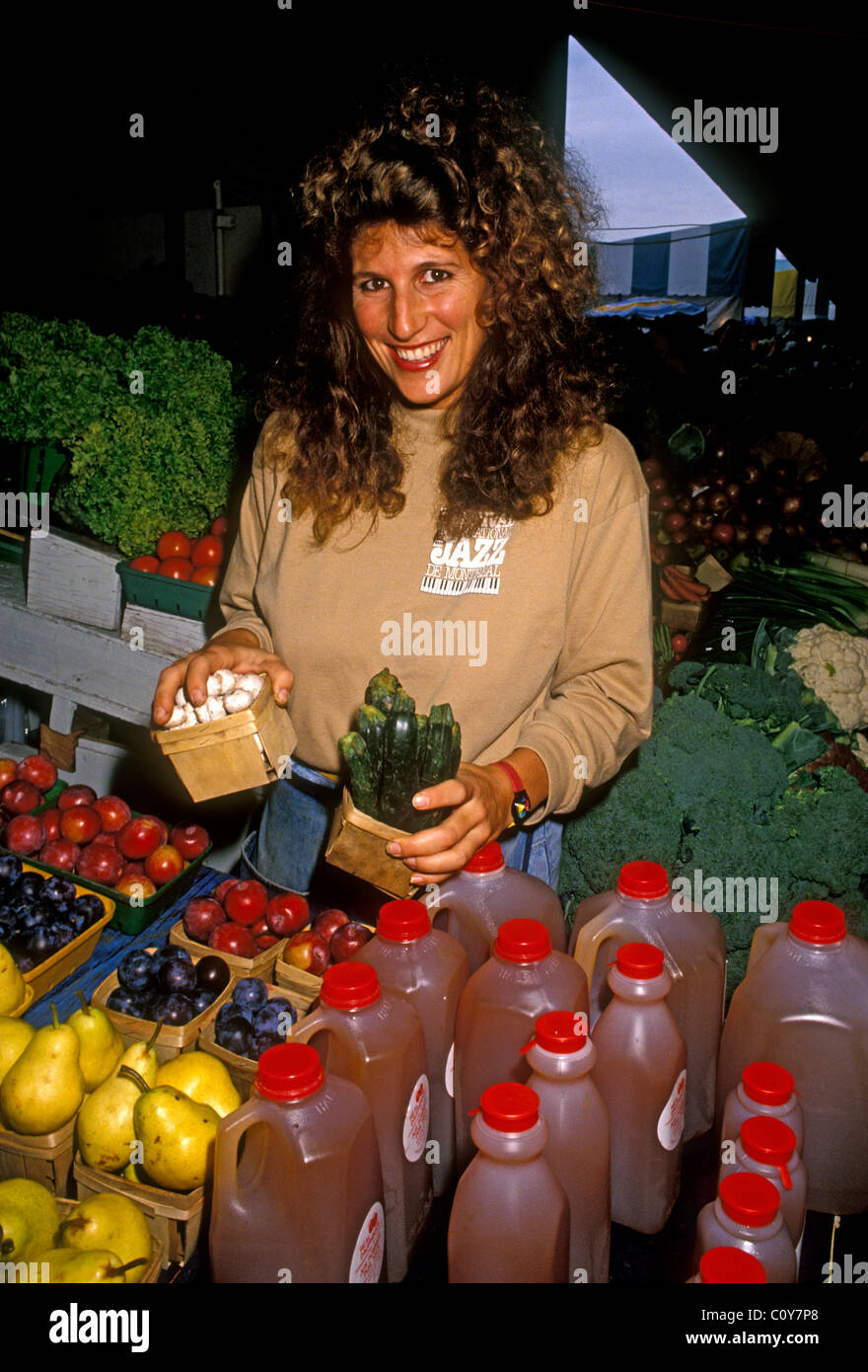 Femme canadienne-française, canadienne française, femme, femme adulte, vendeur de légumes, la vente de jus de pomme, le Marché Atwater, Montréal, Québec, Canada Banque D'Images