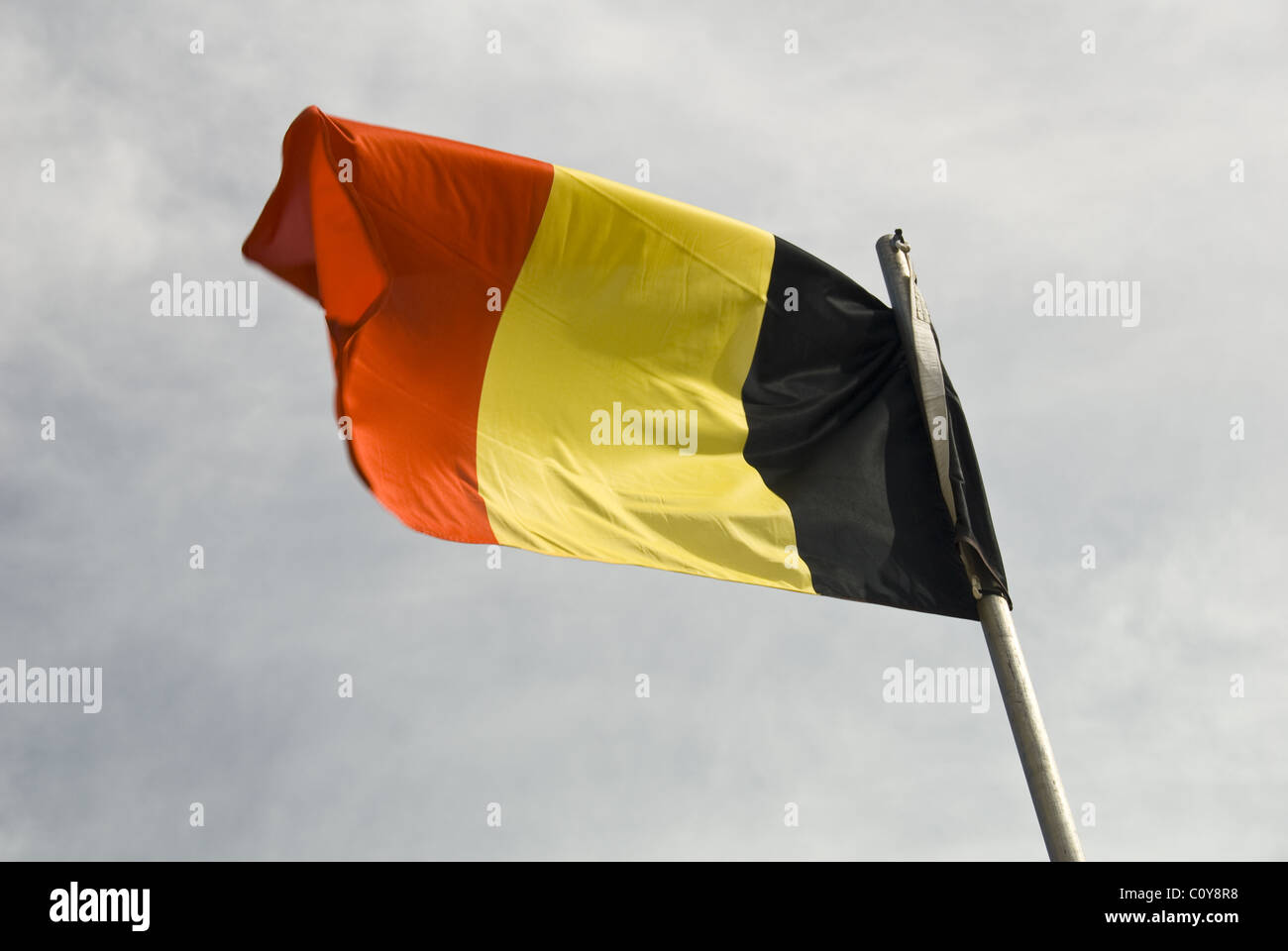 Le rouge, jaune et noir Couleurs de pavillon belge voler. Banque D'Images