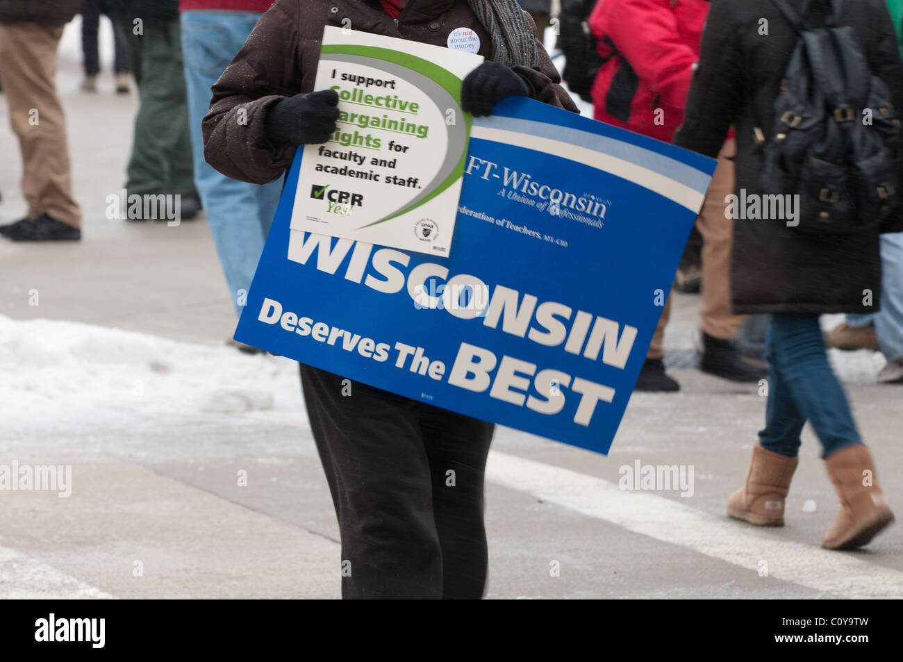 Les protestataires se mêlent sur le capitol de Madison, Wisconsin, pour lutter contre le projet de budget présenté par Scott Walker. Banque D'Images