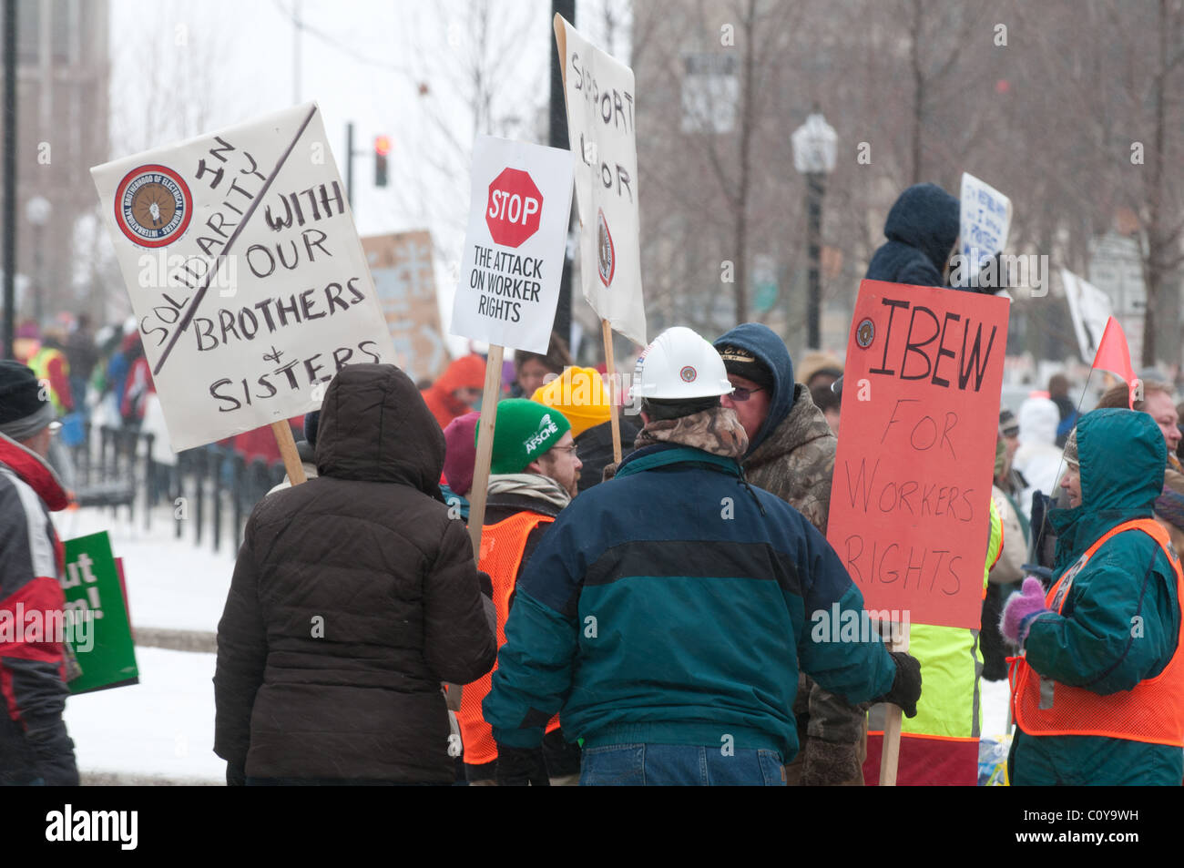 Les protestataires se mêlent sur le capitol de Madison, Wisconsin, pour lutter contre le projet de budget présenté par Scott Walker. Banque D'Images