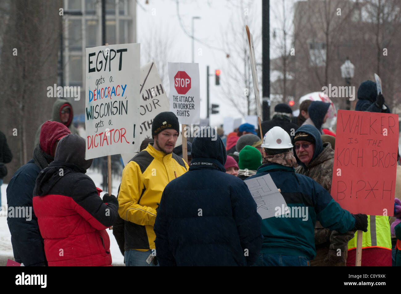 Les protestataires se mêlent sur le capitol de Madison, Wisconsin, pour lutter contre le projet de budget présenté par Scott Walker, élection de rappel. Banque D'Images