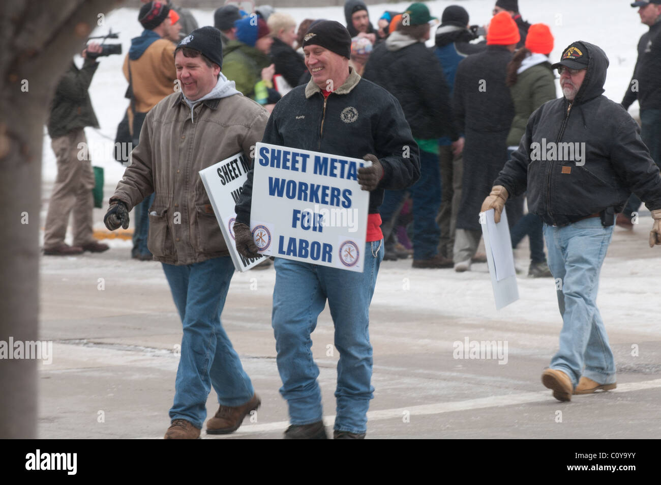 Les protestataires se mêlent sur le capitol de Madison, Wisconsin, pour lutter contre le projet de budget présenté par Scott Walker, élection de rappel. Banque D'Images