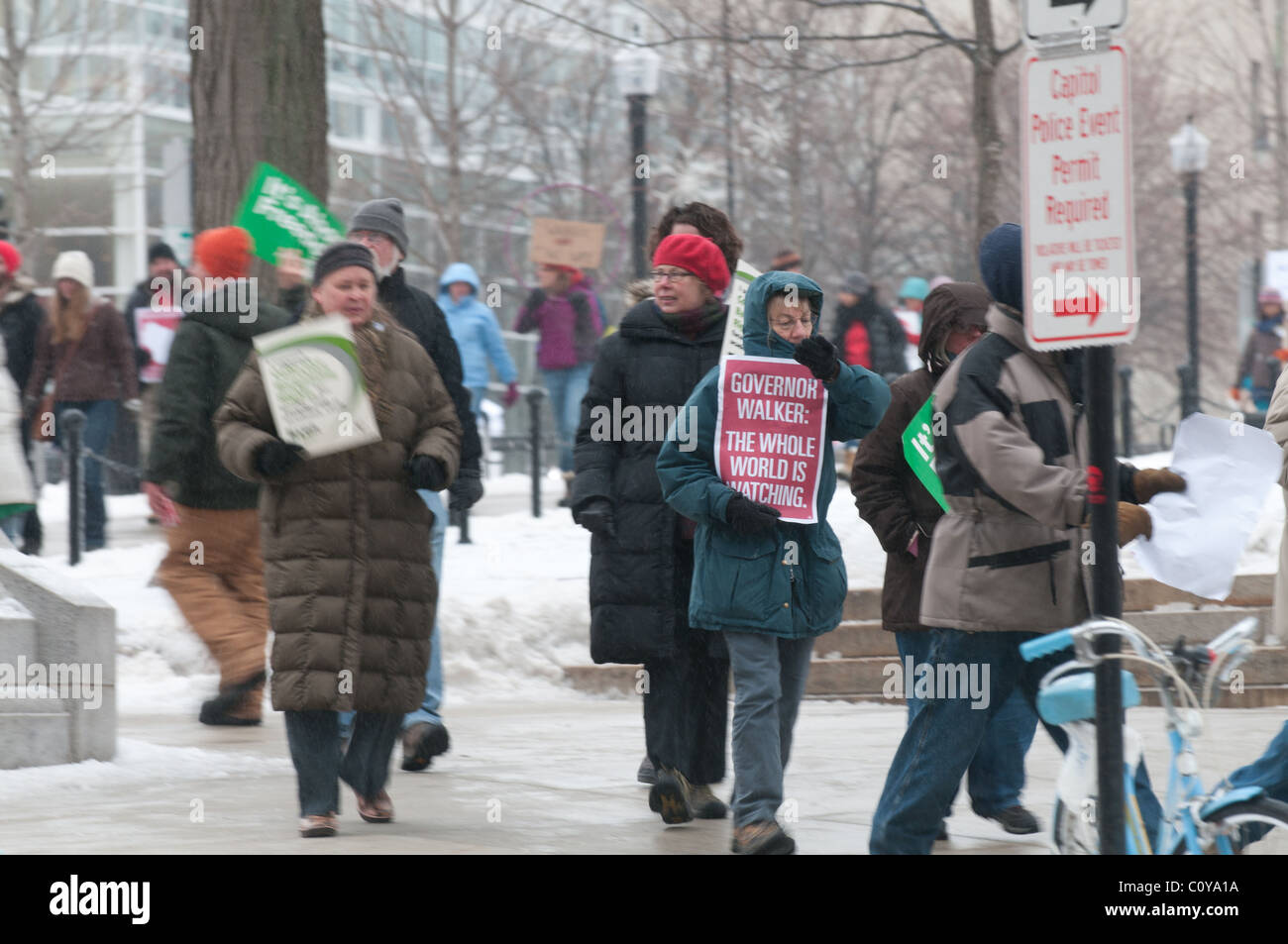 Les protestataires se mêlent sur le capitol de Madison, Wisconsin, pour lutter contre le projet de budget présenté par Scott Walker. Banque D'Images