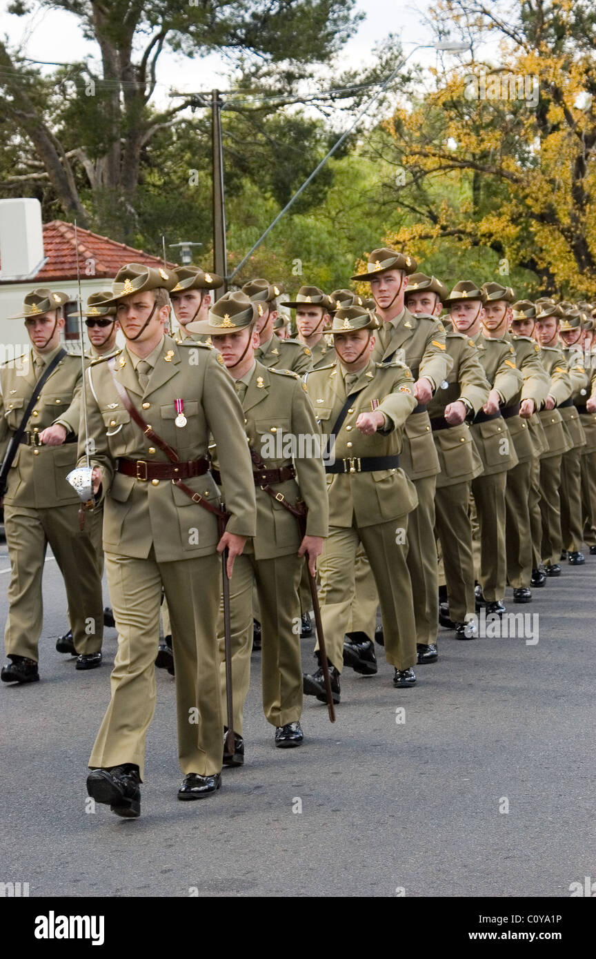 Les soldats de l'armée australienne en parade, Parade Torrens dans la ville de Adelaide, Australie du Sud. Banque D'Images