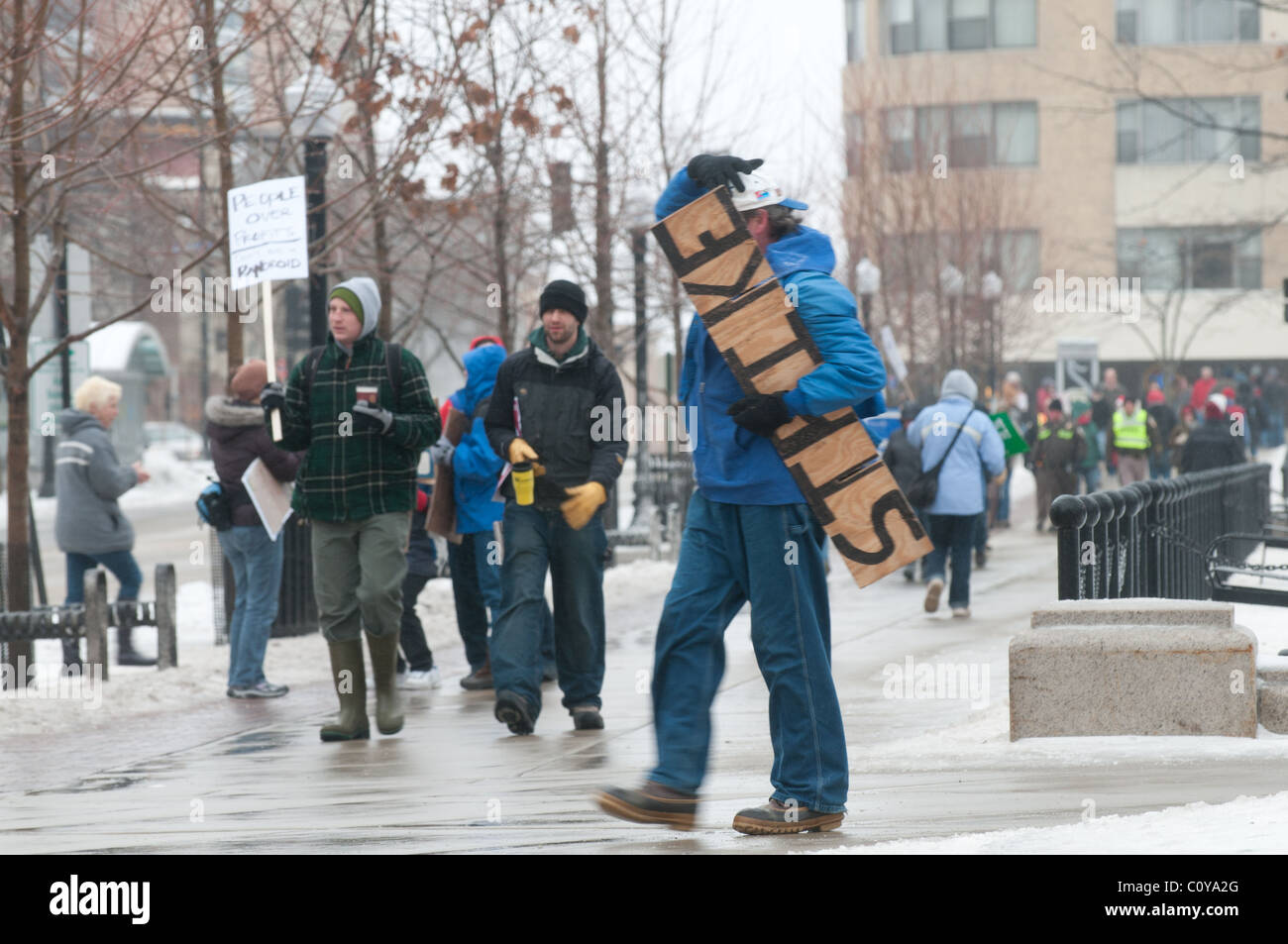 Les protestataires se mêlent sur le capitol de Madison, Wisconsin, pour lutter contre le projet de budget présenté par Scott Walker. Banque D'Images