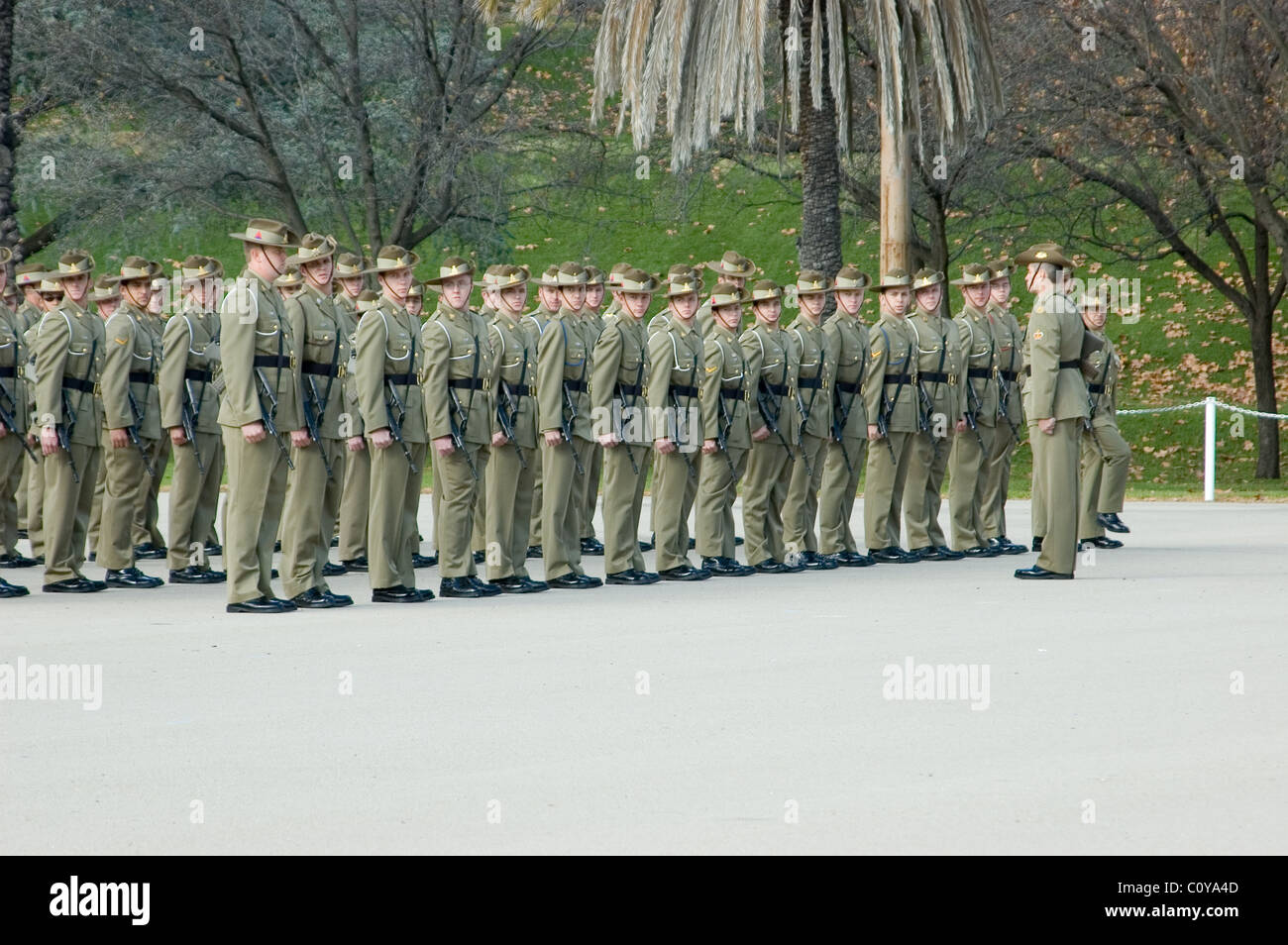 Les soldats de l'armée australienne en parade, Parade Torrens dans la ville de Adelaide, Australie du Sud. Banque D'Images