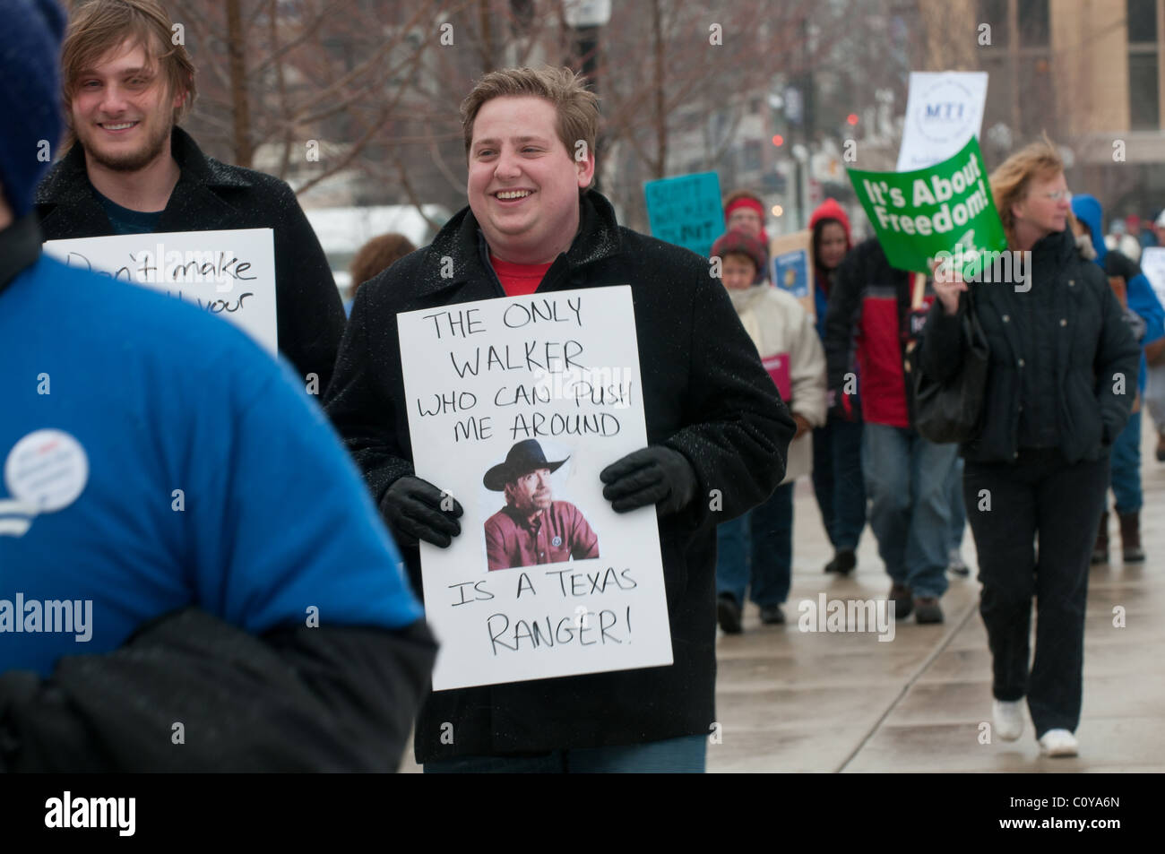 Les protestataires se mêlent sur le capitol de Madison, Wisconsin, pour lutter contre le projet de budget présenté par Scott Walker. Banque D'Images