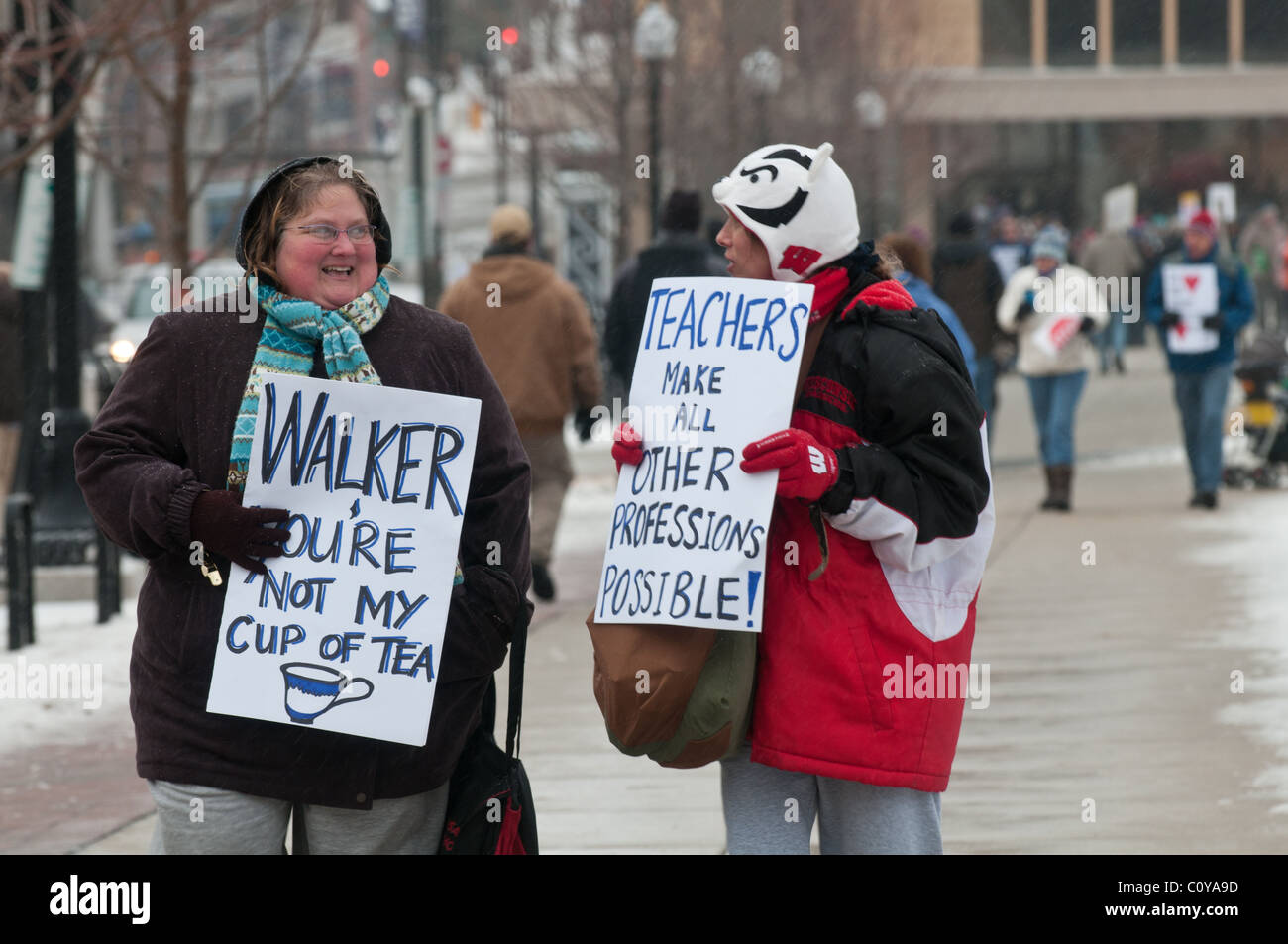 Les protestataires se mêlent sur le capitol de Madison, Wisconsin, pour lutter contre le projet de budget présenté par Scott Walker, élection de rappel. Banque D'Images