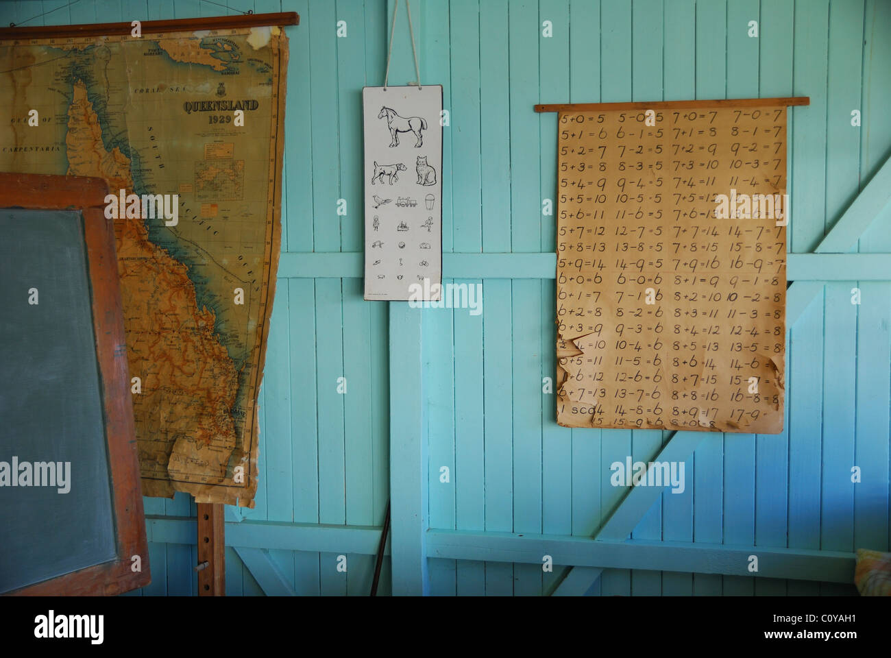 Vieux Pays avec les mathématiques en classe de l'école des tables et une carte de l'Australie sur le mur, Queensland, Australie. Banque D'Images