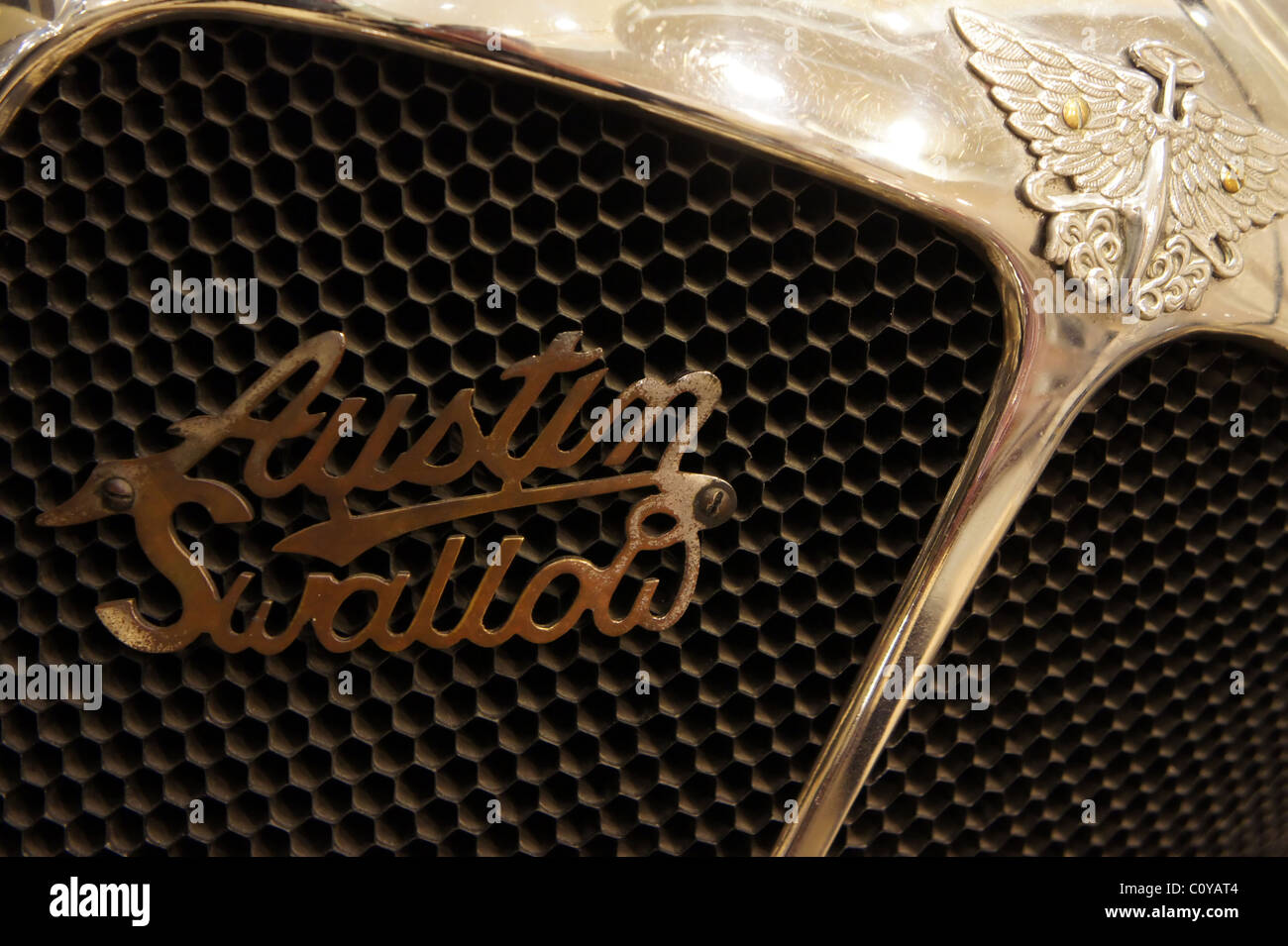 Austin Swallow vintage car badge sur grille de radiateur Banque D'Images