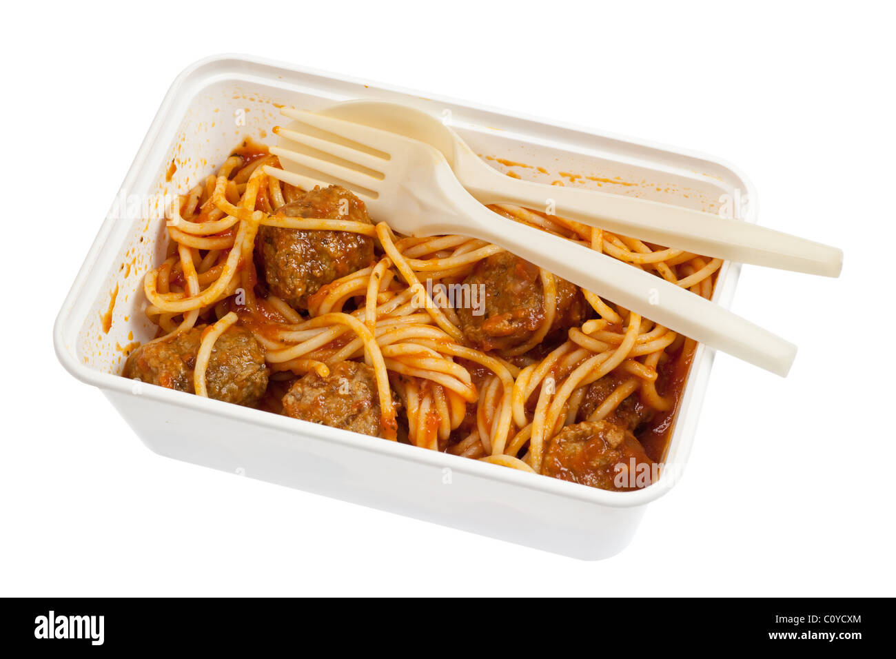 Spaghetti aux Boulettes de viande à emporter dans un contenant jetable isolé sur fond blanc Banque D'Images