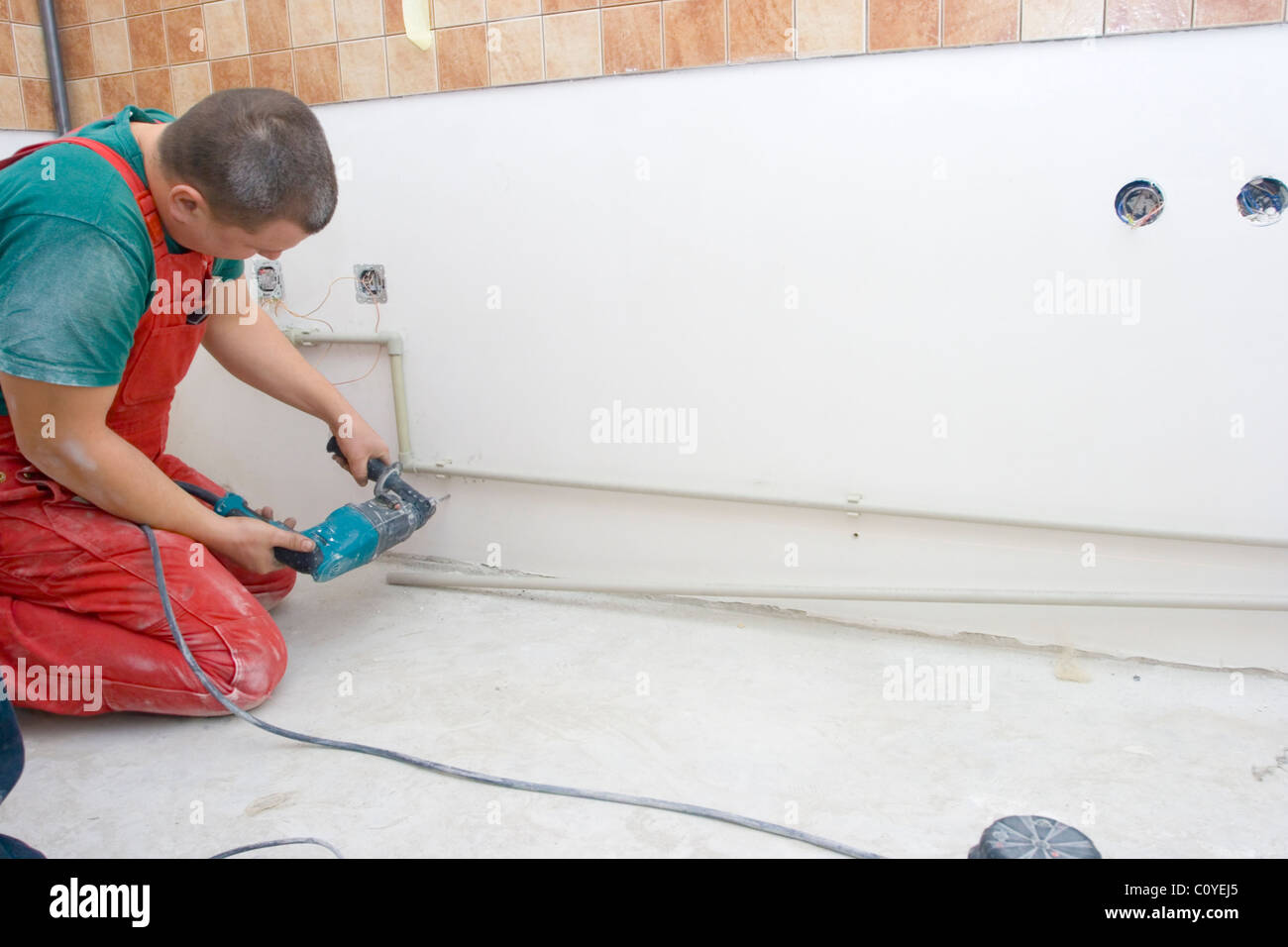 L'installation de compteur d'eau dans la cuisine. métal-plastique tuyau PVC Banque D'Images