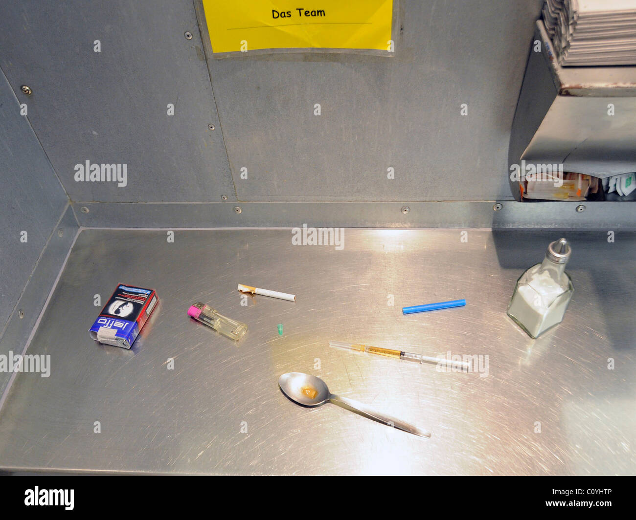 À l'intérieur d'un centre d'injection de drogues légales où les toxicomanes sont fournis avec des seringues propres, des cuillères, et des chambres pour des injections. Banque D'Images