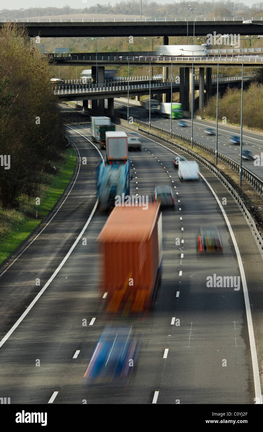 Autoroute M25 intersection avec la M23, sortie 8. Montrant les quatre niveaux junction. Banque D'Images