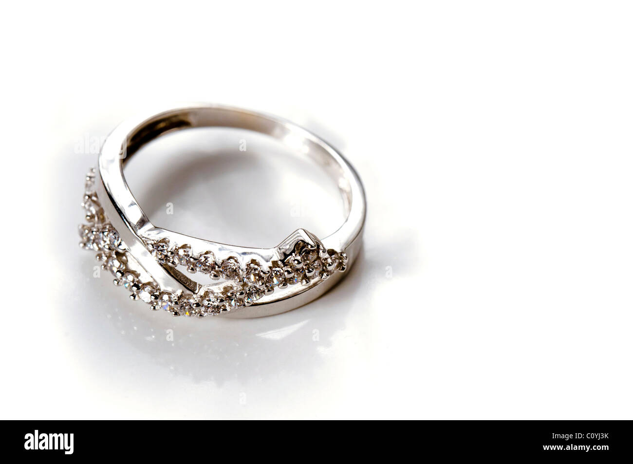 Bague De Fiancailles En Or Blanc Avec Plusieurs Diamants Photo Stock Alamy Bague De Fiancailles En Or Blanc Avec Plusieurs Diamants Photo Stock Alamy