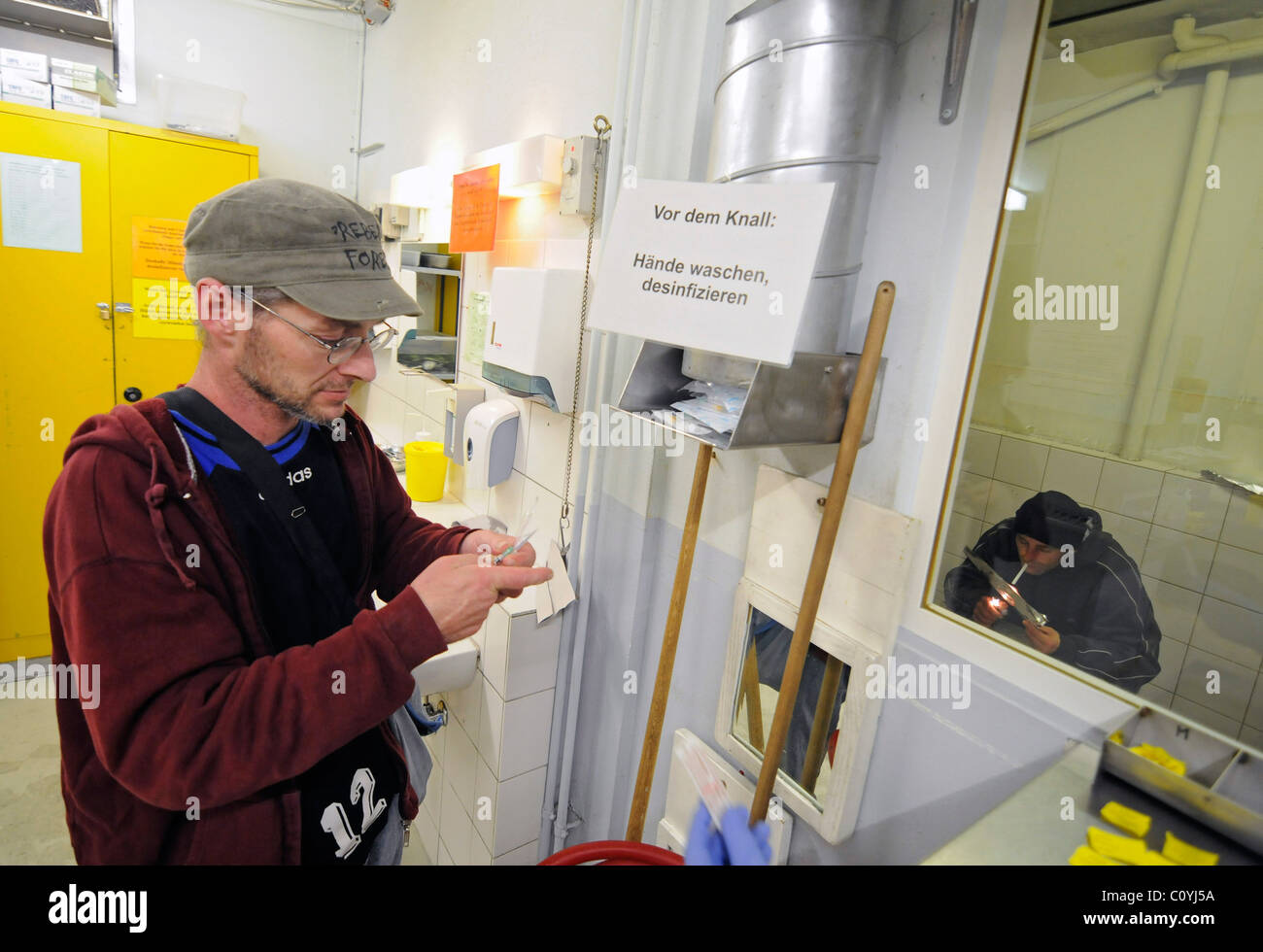 Un toxicomane en tenant une seringue propre à la salle d'injection sécuritaire des médicaments, à Berne, Suisse. Banque D'Images