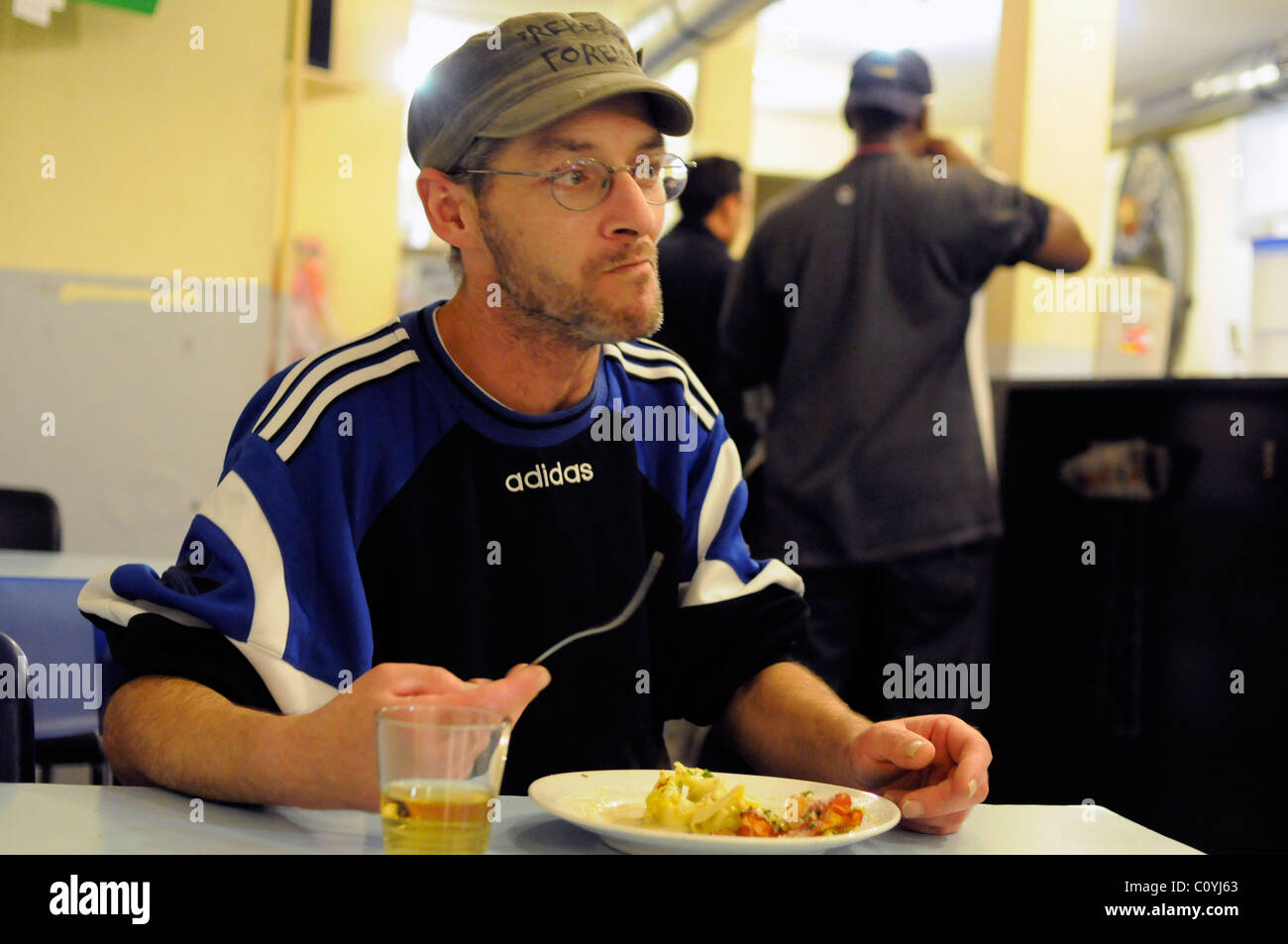 Un toxicomane bénéficiant d'un repas bon marché à la salle d'injection de drogue à Berne, Suisse. Banque D'Images