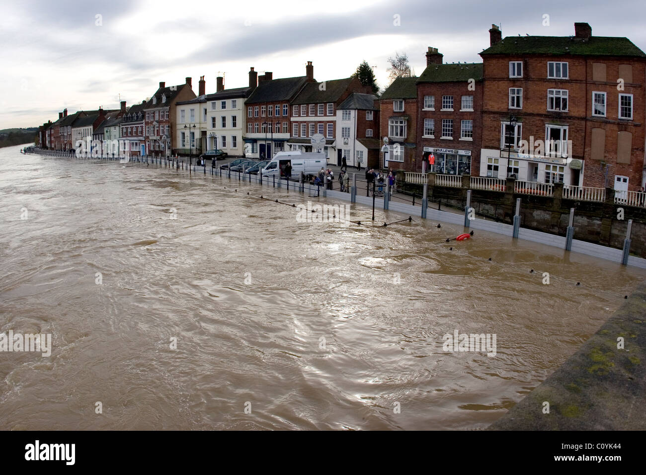 Inondations dans la ville de Bewdley dans le Shropshire et les régions environnantes à la suite de fortes précipitations qui font la rivière Severn haute . Les défenses contre les inondations sont visibles Banque D'Images