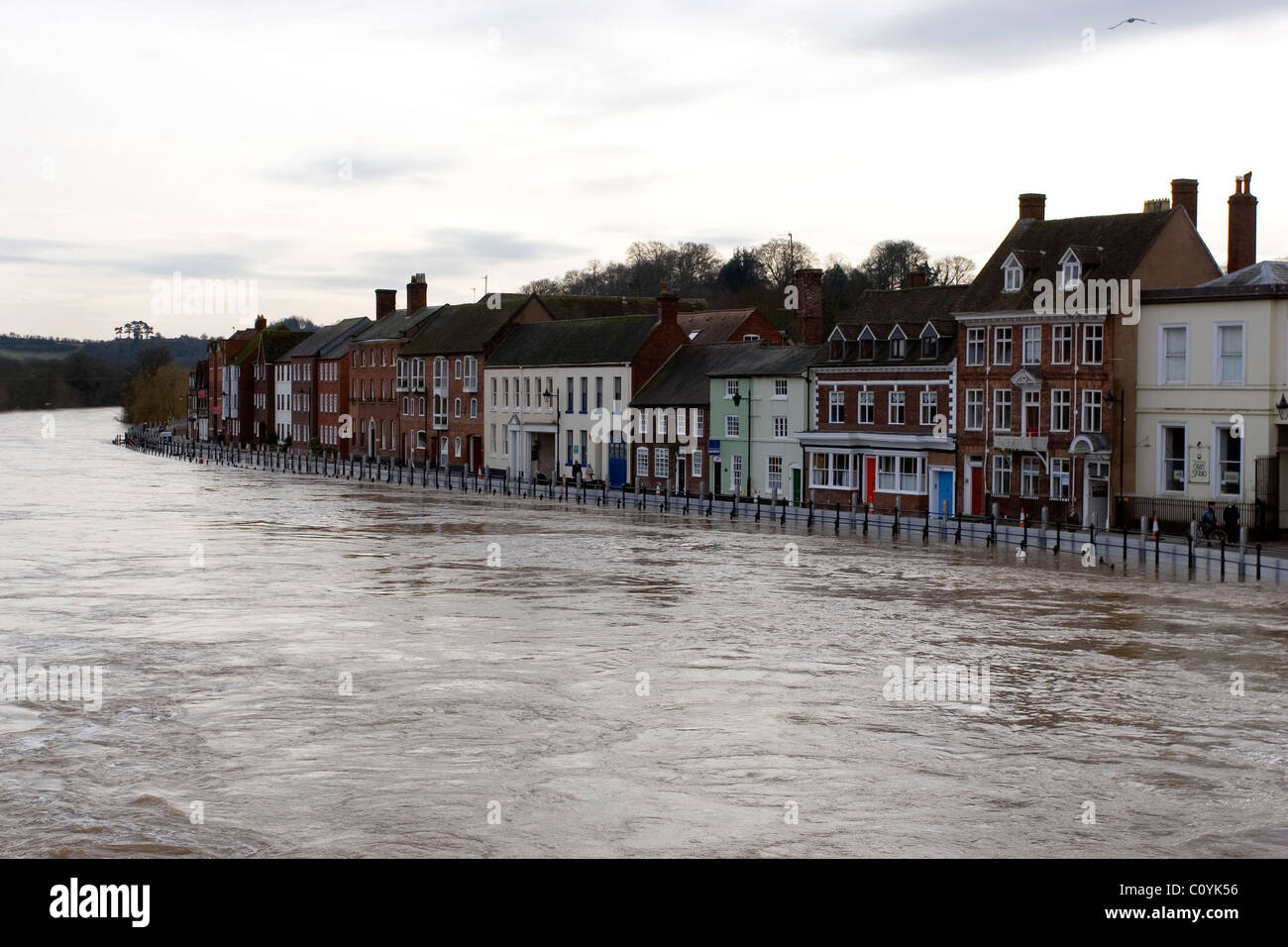 Inondations dans la ville de Bewdley dans le Shropshire et les régions environnantes à la suite de fortes précipitations qui font la rivière Severn haute . Les défenses contre les inondations sont visibles Banque D'Images