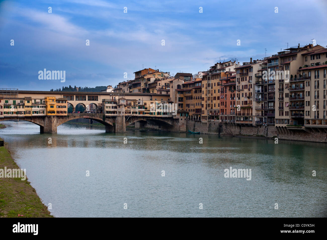 Le Ponte Vecchio sur l'Arno à Florence, Toscane, Italie Banque D'Images