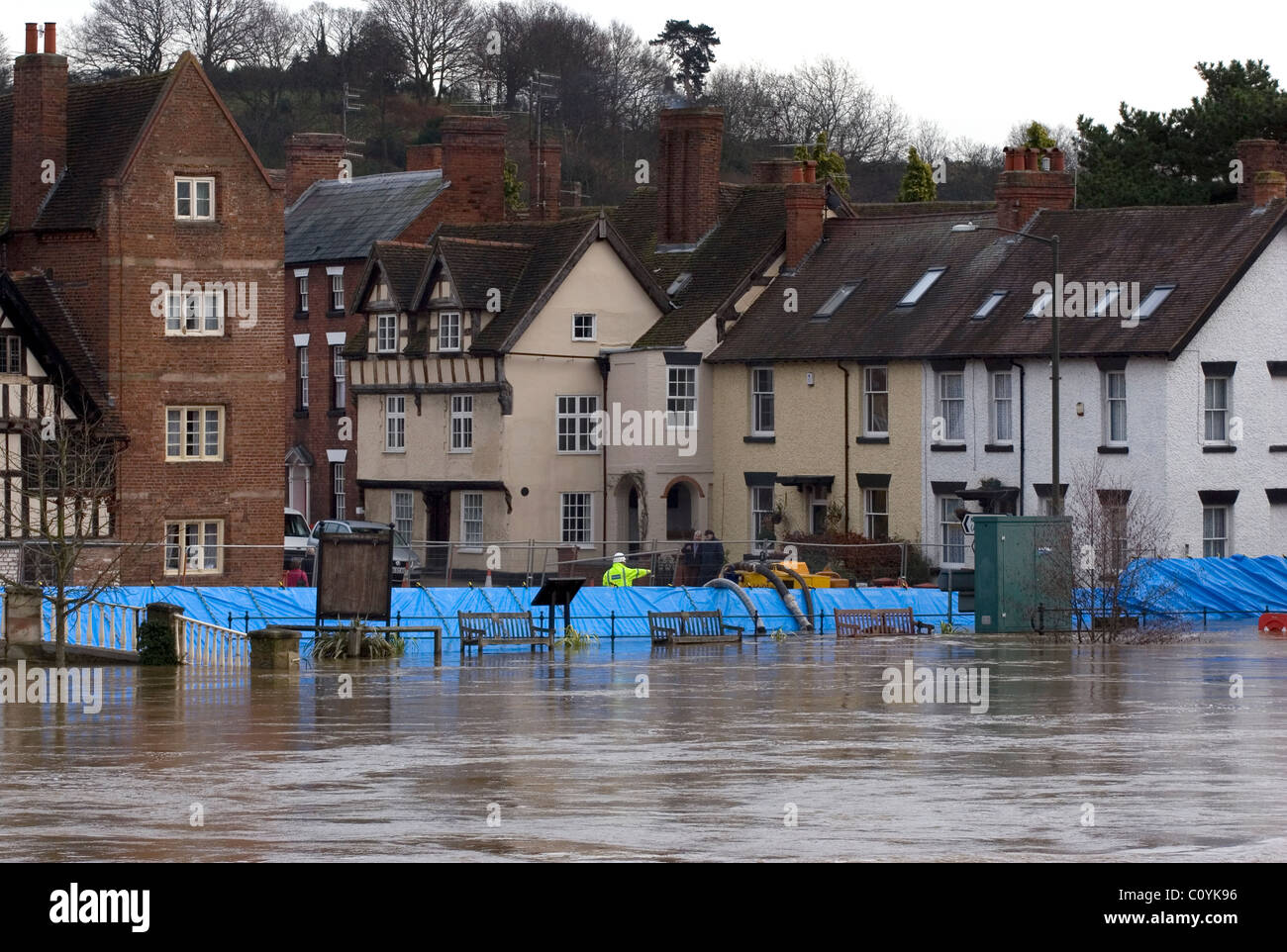 Inondations dans la ville de Bewdley dans le Shropshire et les régions environnantes à la suite de fortes précipitations qui font la rivière Severn haute . Les défenses contre les inondations sont visibles Banque D'Images