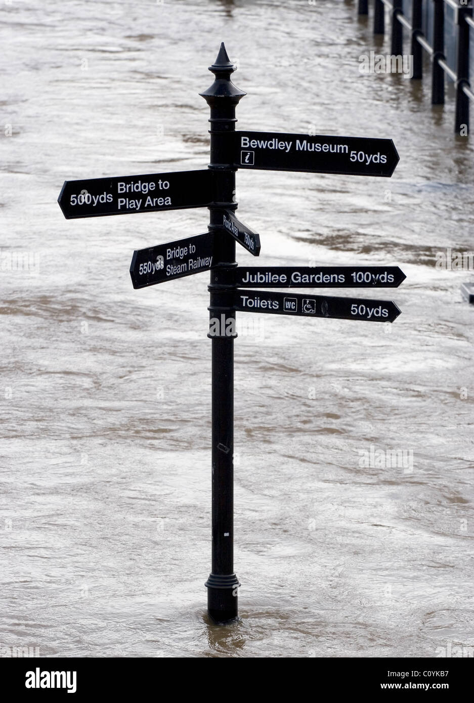 Inondations dans la ville de Bewdley dans le Shropshire et les régions environnantes à la suite de fortes précipitations qui font la rivière Severn haute . Les défenses contre les inondations sont visibles Banque D'Images