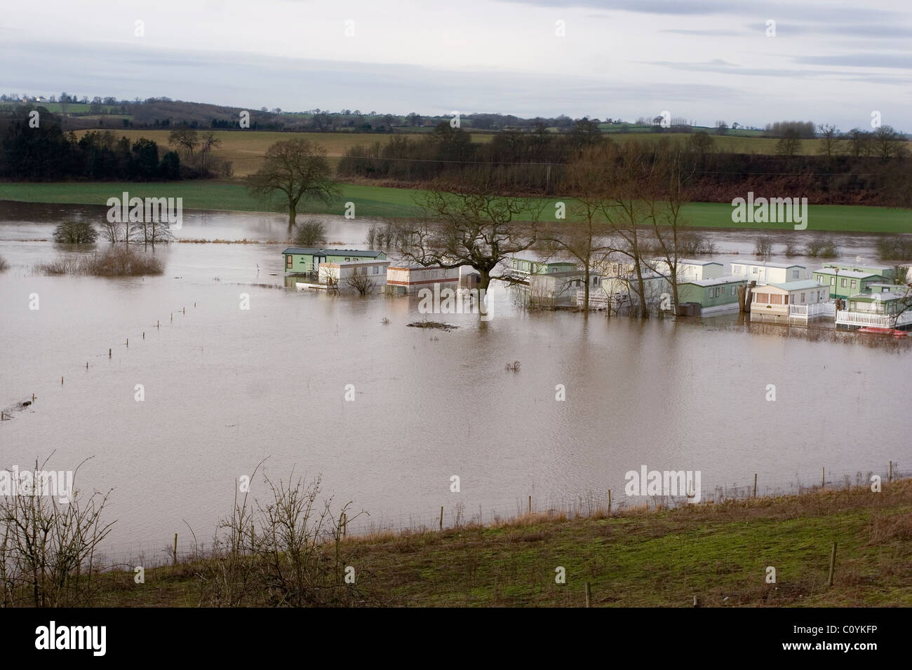 Inondations dans la ville de Bewdley dans le Shropshire et les régions environnantes à la suite de fortes précipitations qui font la rivière Severn haute . Les défenses contre les inondations sont visibles Banque D'Images
