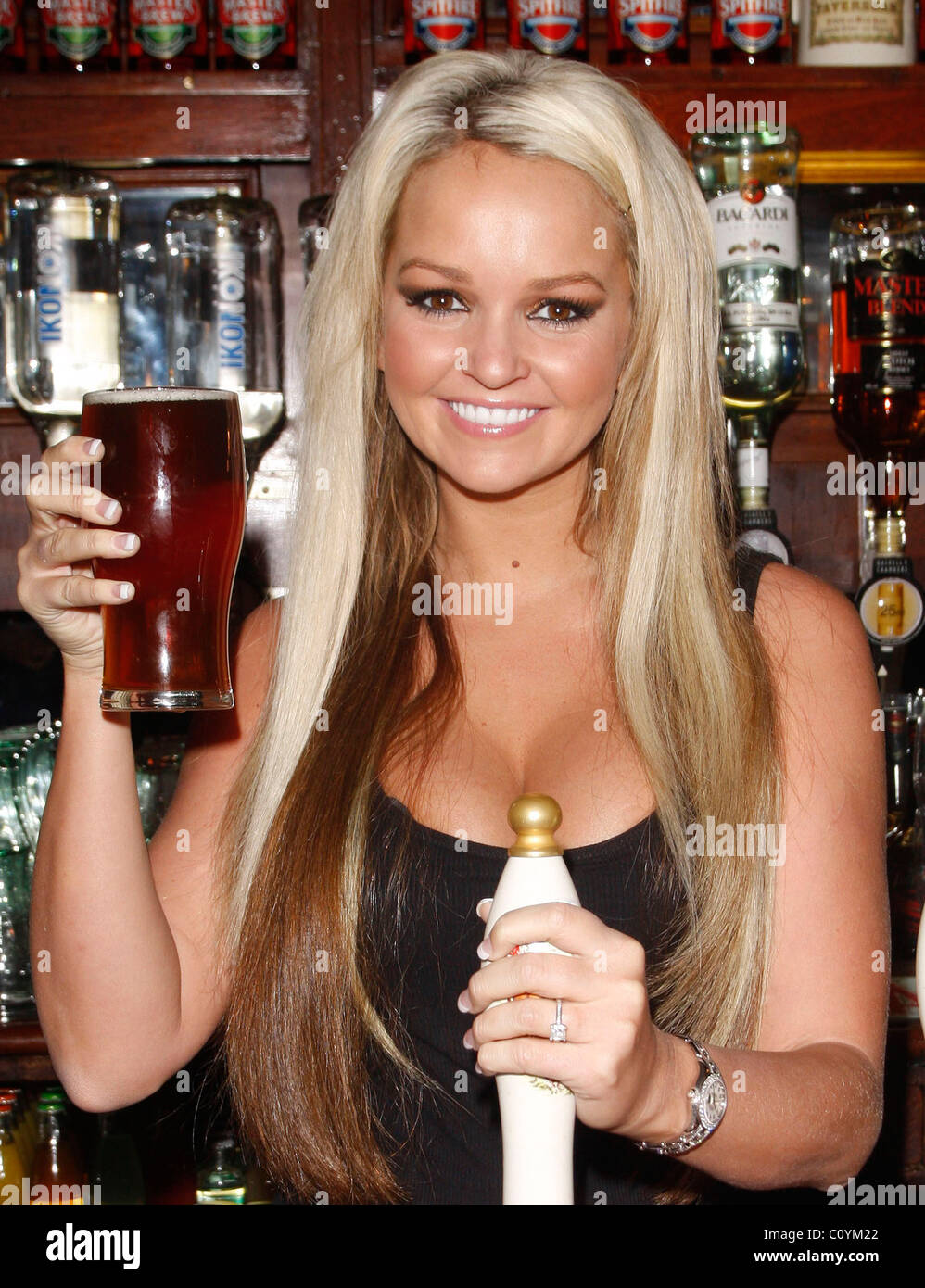 Jennifer Ellison lance la British Beer & Pub Association's campagne contre les récentes augmentations du prix d'une pinte au Banque D'Images