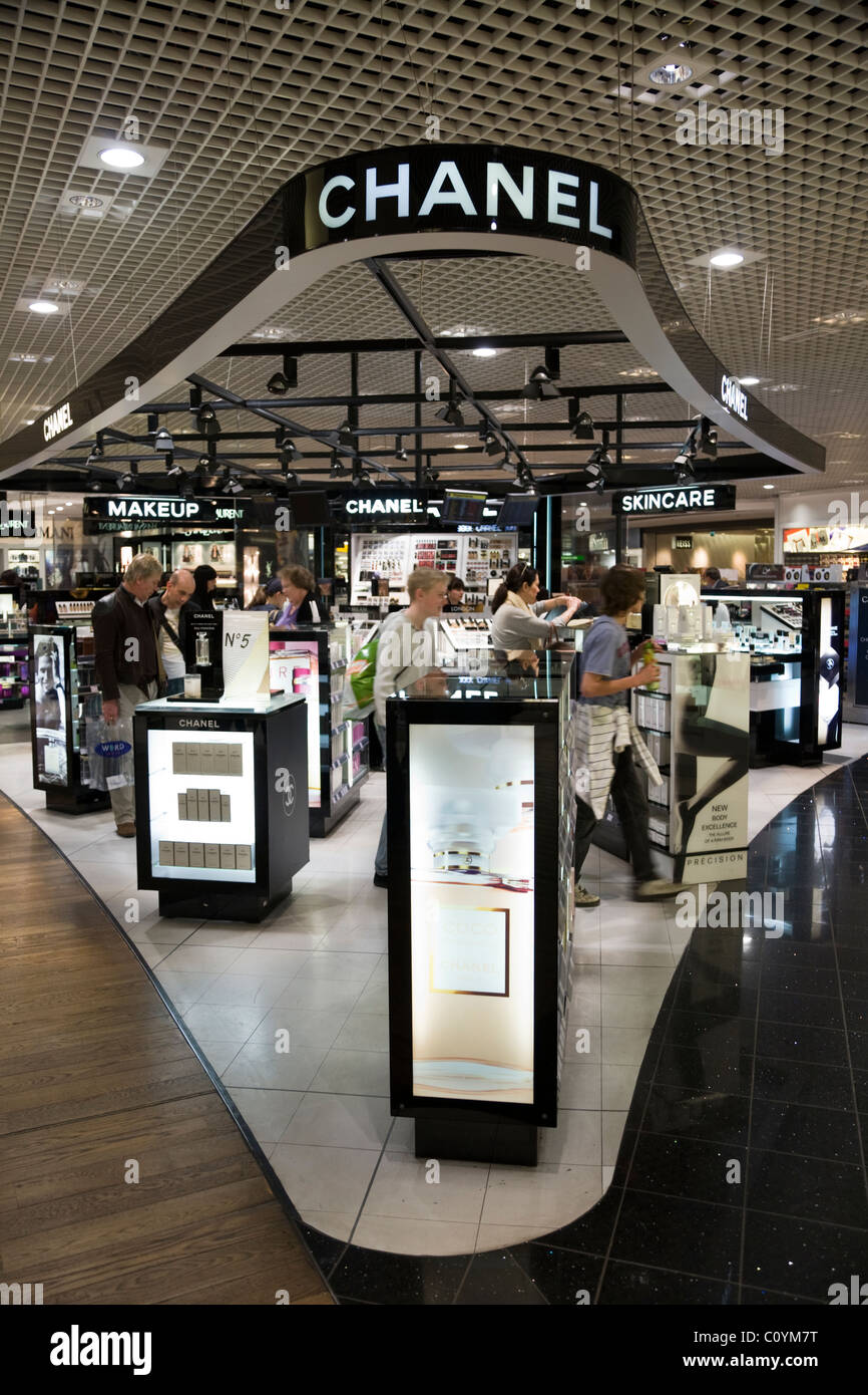 Les produits de luxe / parfum Chanel / parfumerie / cosmétique boutique / Promotions en salle d'embarquement à l'aéroport de Londres Heathrow Terminal 3. Banque D'Images