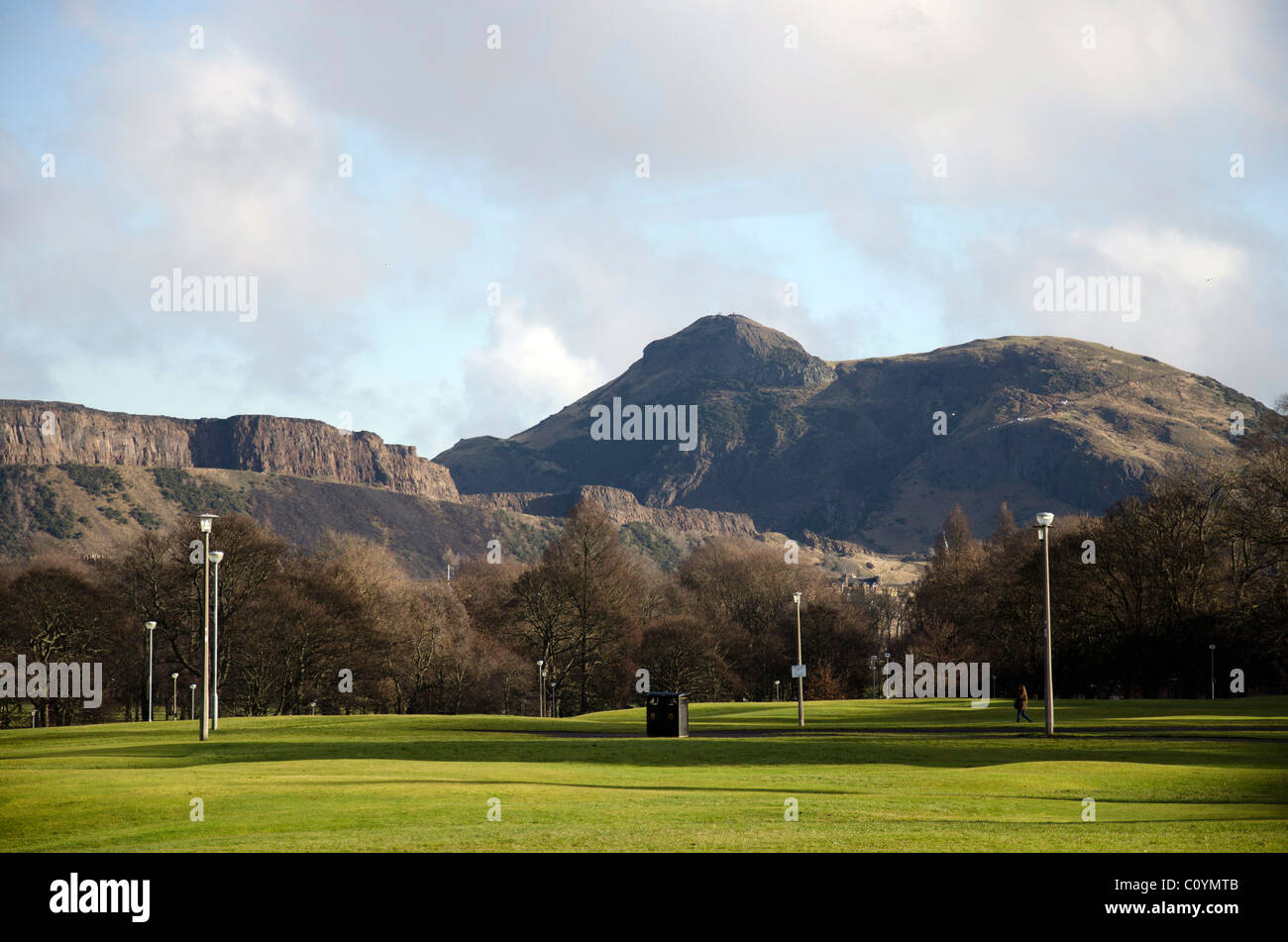 La vue sur Bruntsfield Links vers la colline Arthur's Seat à Édimbourg, en Écosse. Banque D'Images