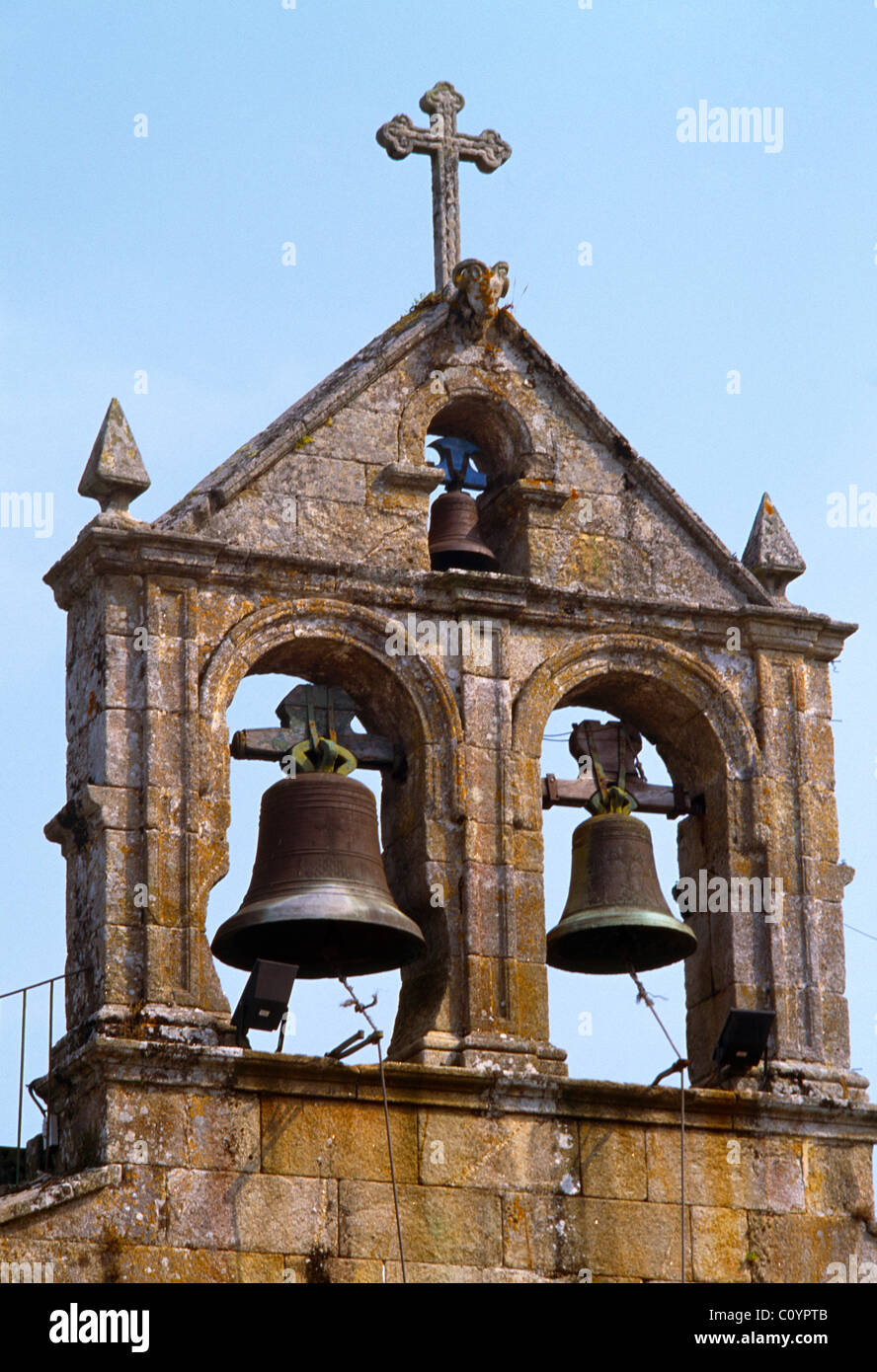 Hio Galice Espagne cloches et de croix sur l'Eglise de San Andreas Banque D'Images
