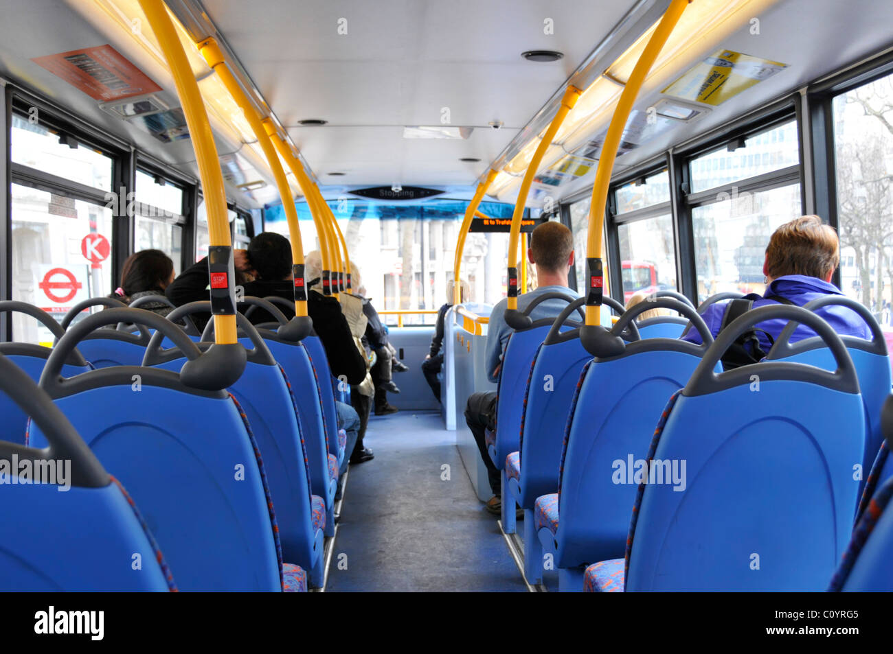 À l'intérieur de bus à impériale de Londres pont supérieur vue arrière de l'intérieur de passagers sur le plateau supérieur s'asseoir avec vue sur bus stop sign England UK Banque D'Images