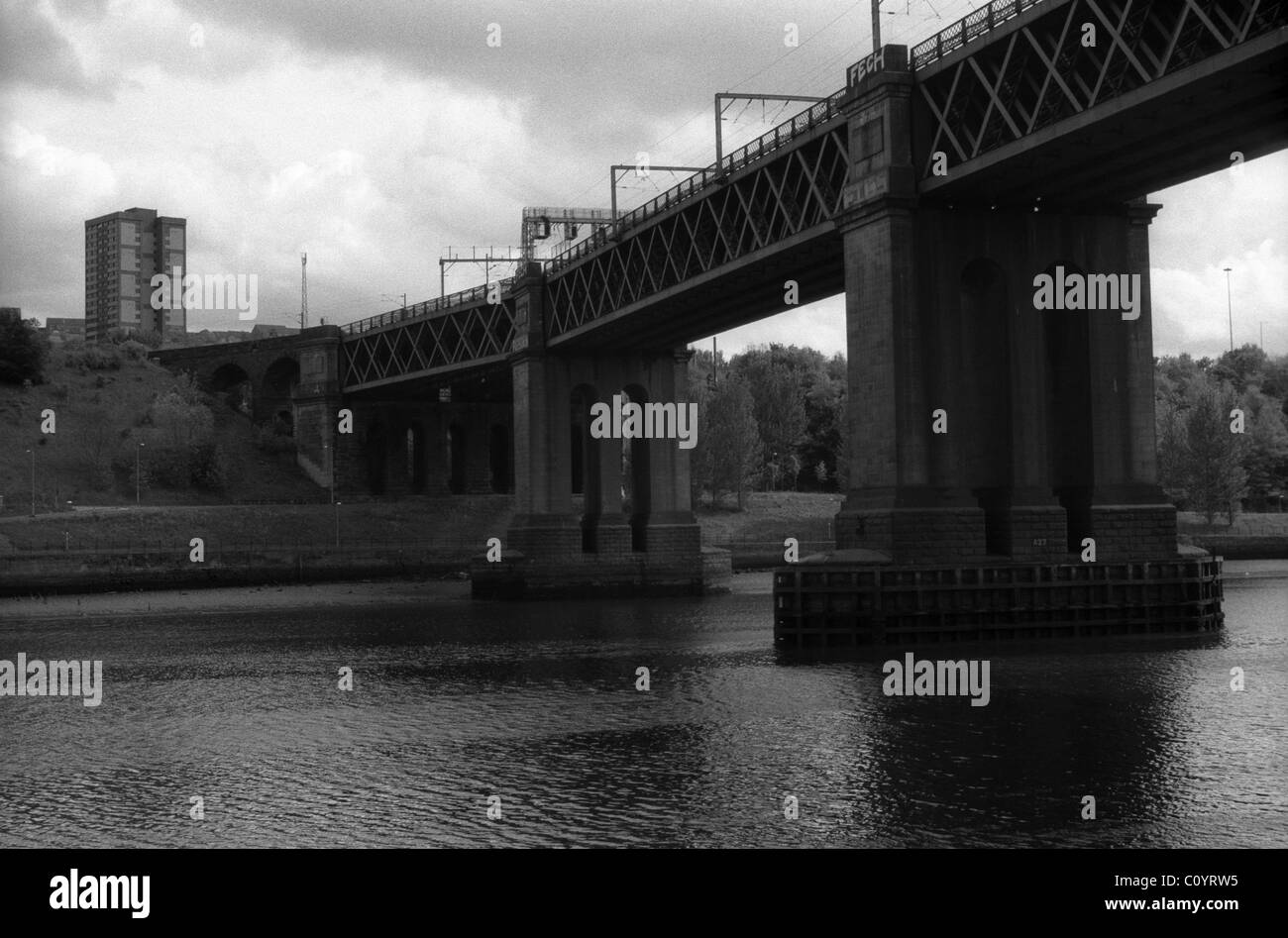 Pont de haut niveau traversant la rivière Tyne depuis Newcastle Quayside Banque D'Images