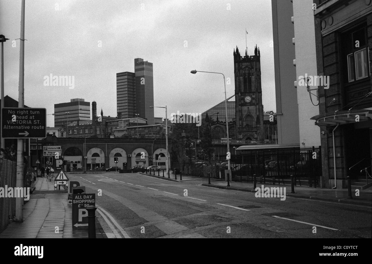 Chapel Street à Salford en direction de la cathédrale de Manchester Banque D'Images