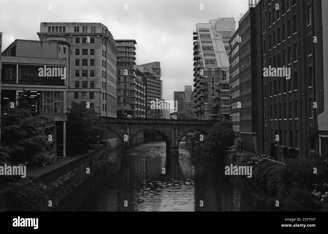 Vue sur la rivière Irwell divisant et Manchester Salford Banque D'Images