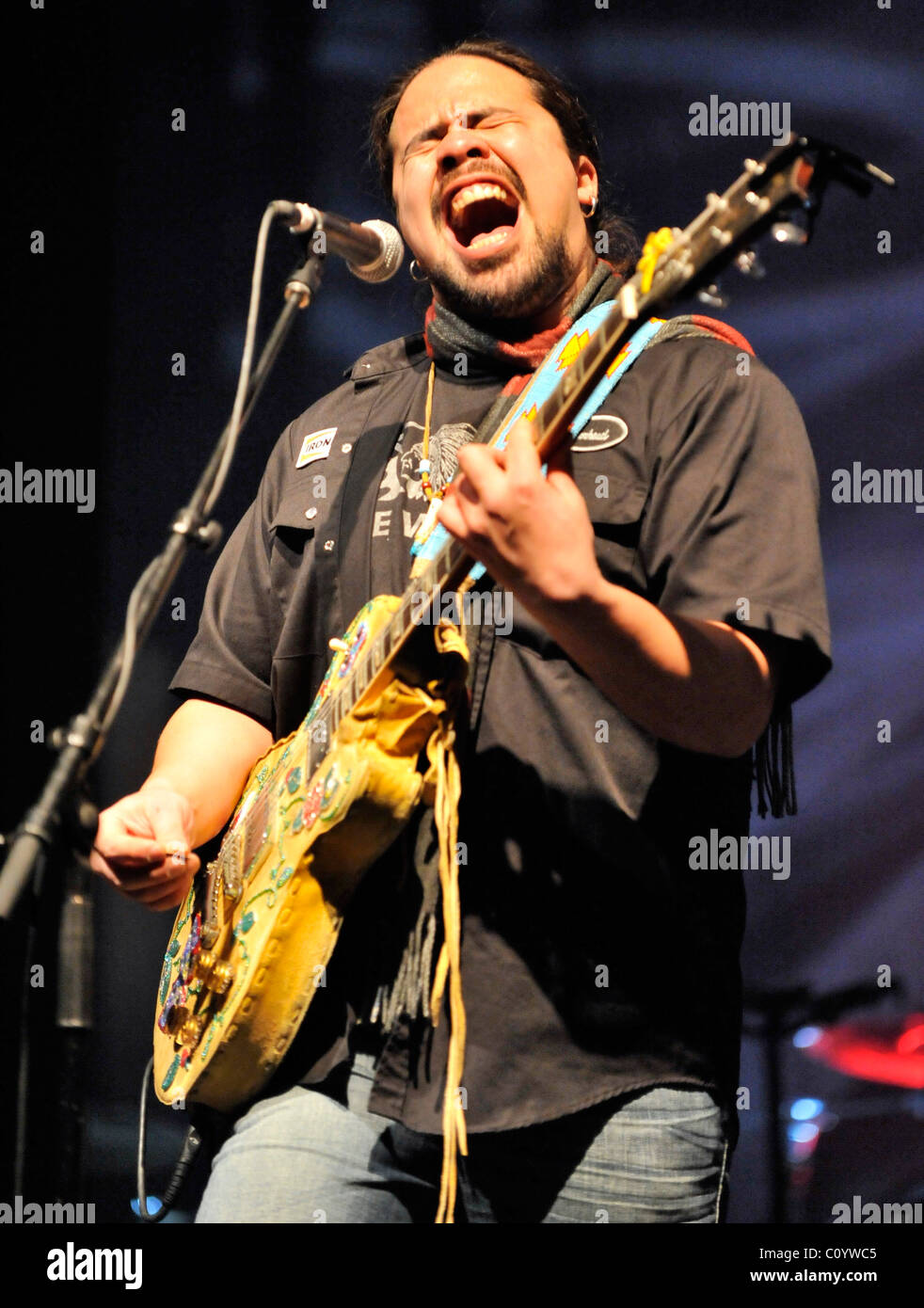 George Leach effectue au Festival de l'unité de fusion harmonique avec Derek Miller et ses amis à l'appui de l'Association canadienne autochtone Banque D'Images