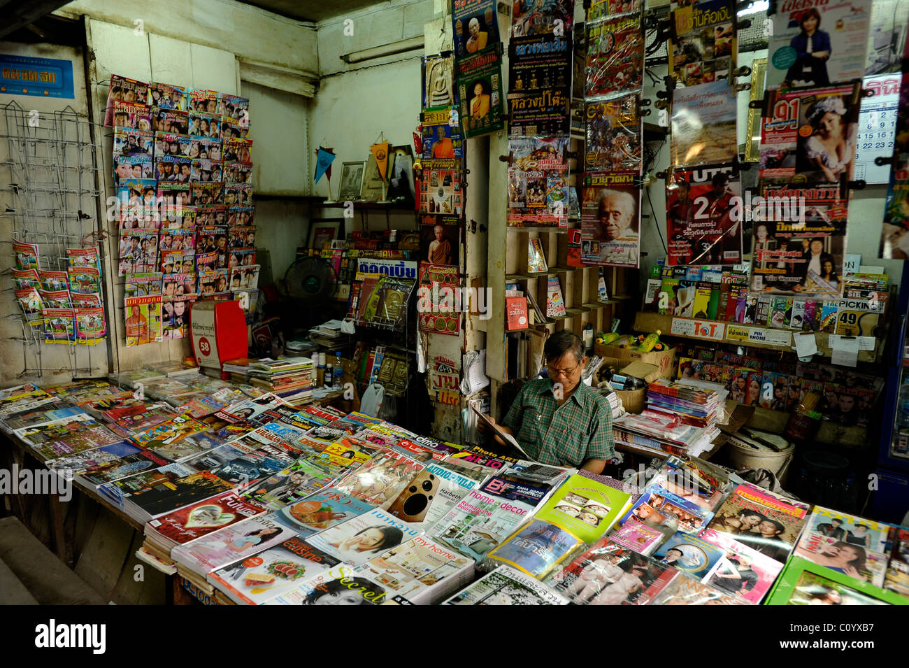 Trou dans le mur dans les journaux et magazines boutique, marché de la rue latérale, Chinatown, Bangkok, Thaïlande Banque D'Images