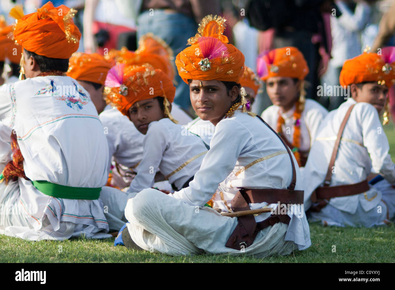 Les jeunes hommes indiens au festival de l'éléphant à Jaipur, portant des turbans orange Banque D'Images
