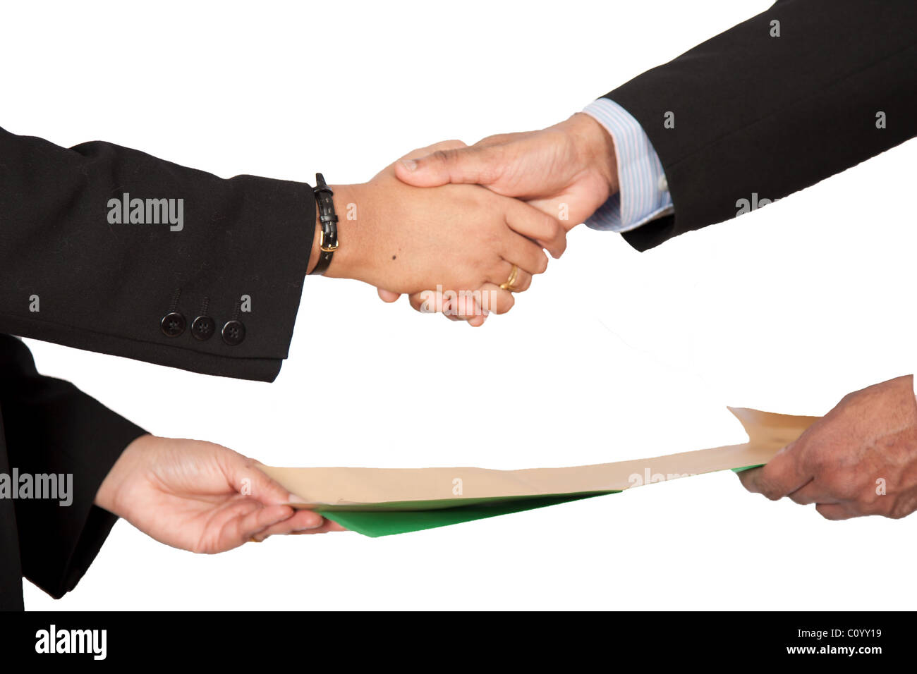 L'échange d'un document juridique/contrat signé avec une main secouer. Banque D'Images