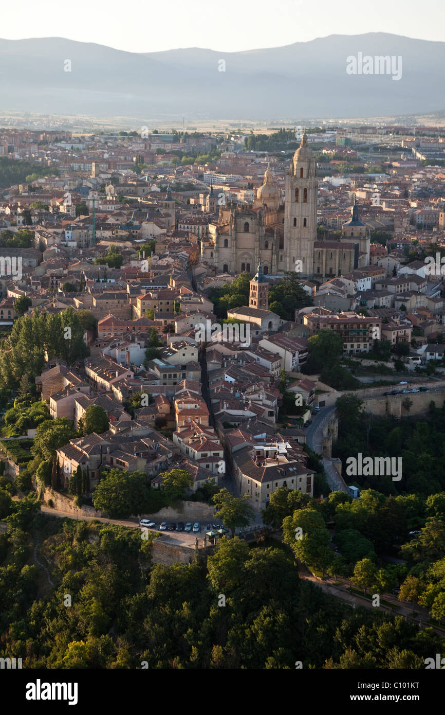 Vue aérienne de la cathédrale et de la ville de Ségovie (Espagne) Banque D'Images