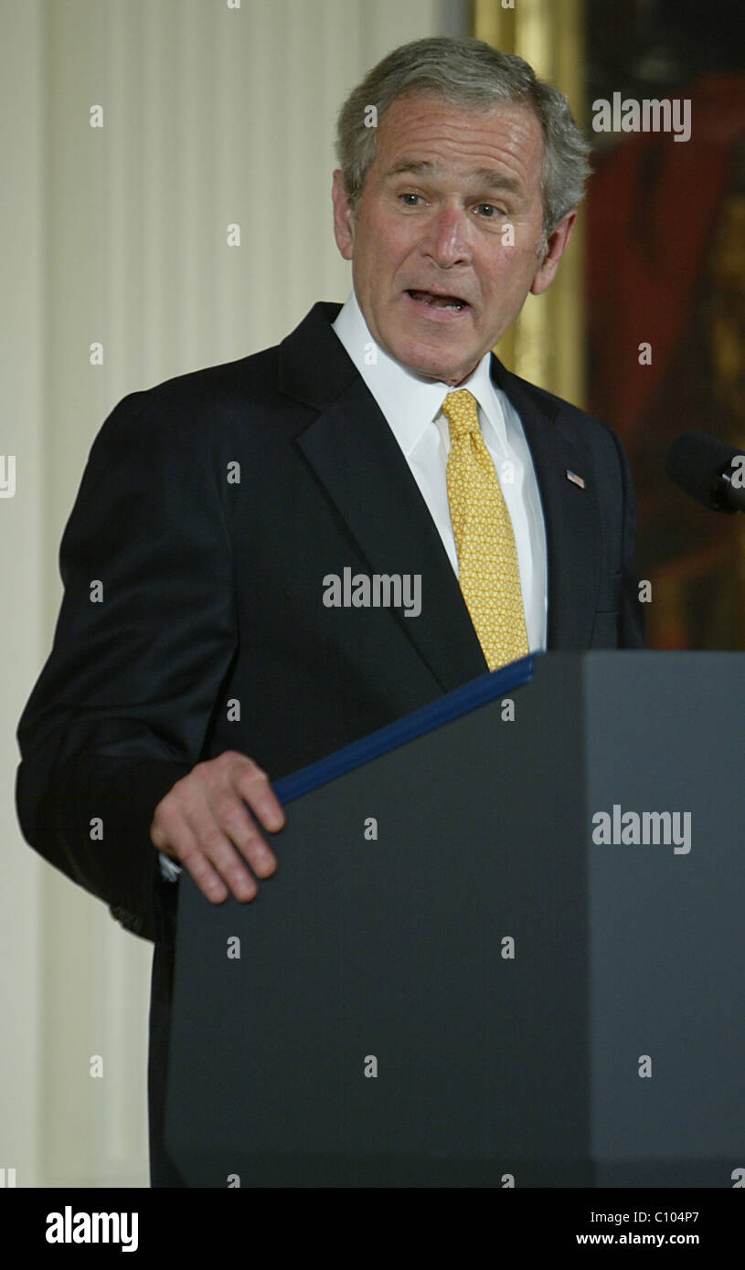 Le Président George Bush parle avant d'attribuer la médaille présidentielle de la liberté à l'ancien Premier ministre britannique Tony Blair, Banque D'Images