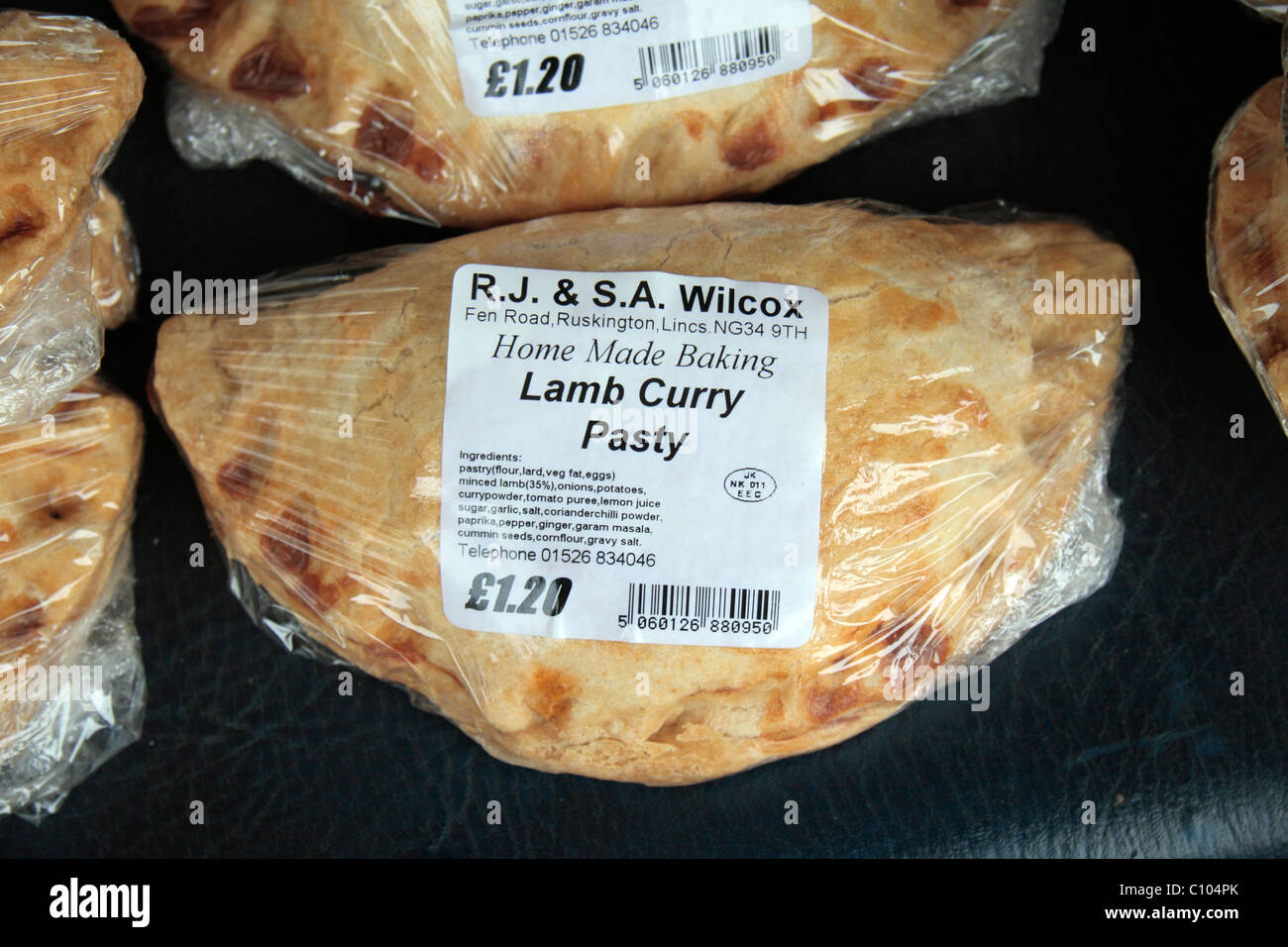 Le curry d'agneau enveloppé pasties exposée au marché de rue en Melton Mowbray, Leicestershire, UK. Banque D'Images