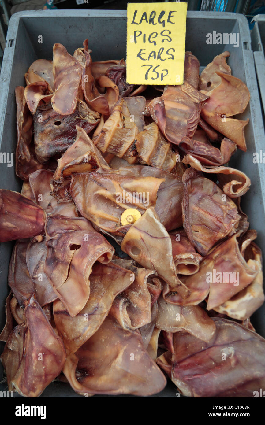 Grandes oreilles de porcs chien en-cas sur l'affichage à l'street market dans Melton Mowbray, Leicestershire, UK. Banque D'Images
