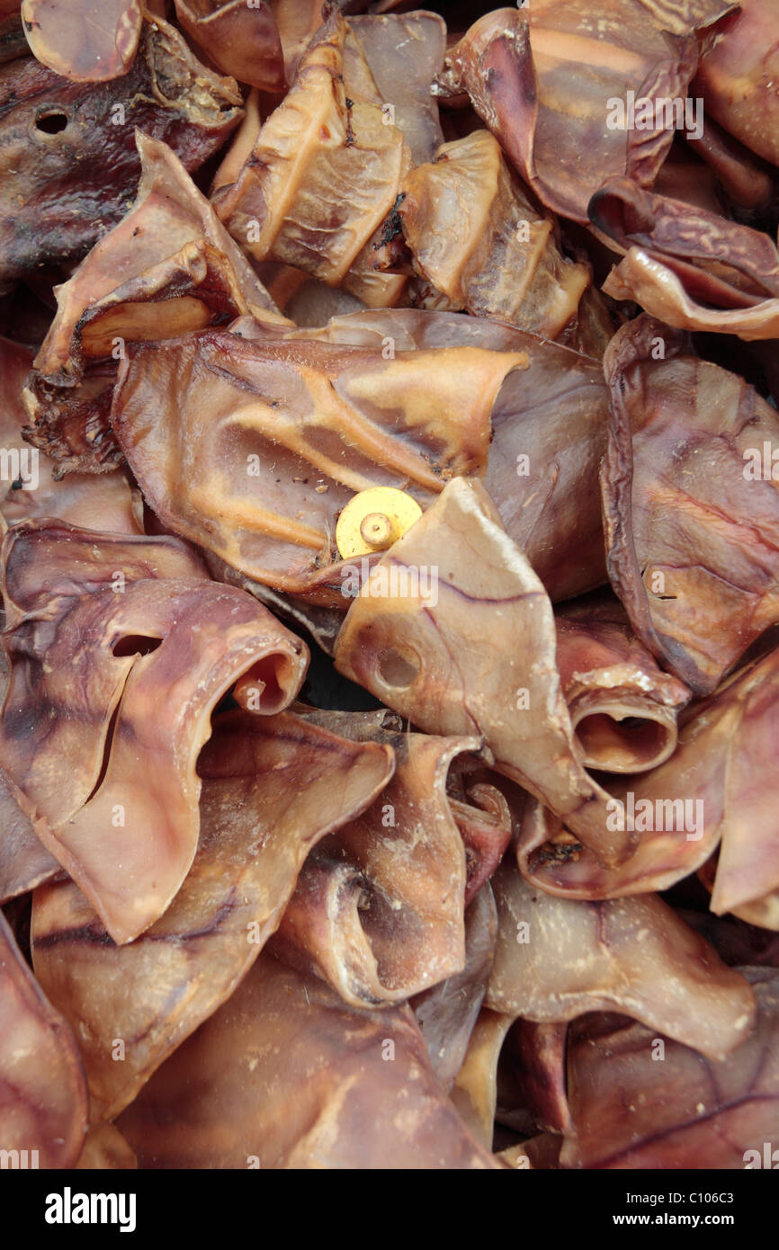 Chien oreilles de porcs en-cas (aliments pour animaux) à l'affiche au marché de rue en Melton Mowbray, Leicestershire, UK. Banque D'Images