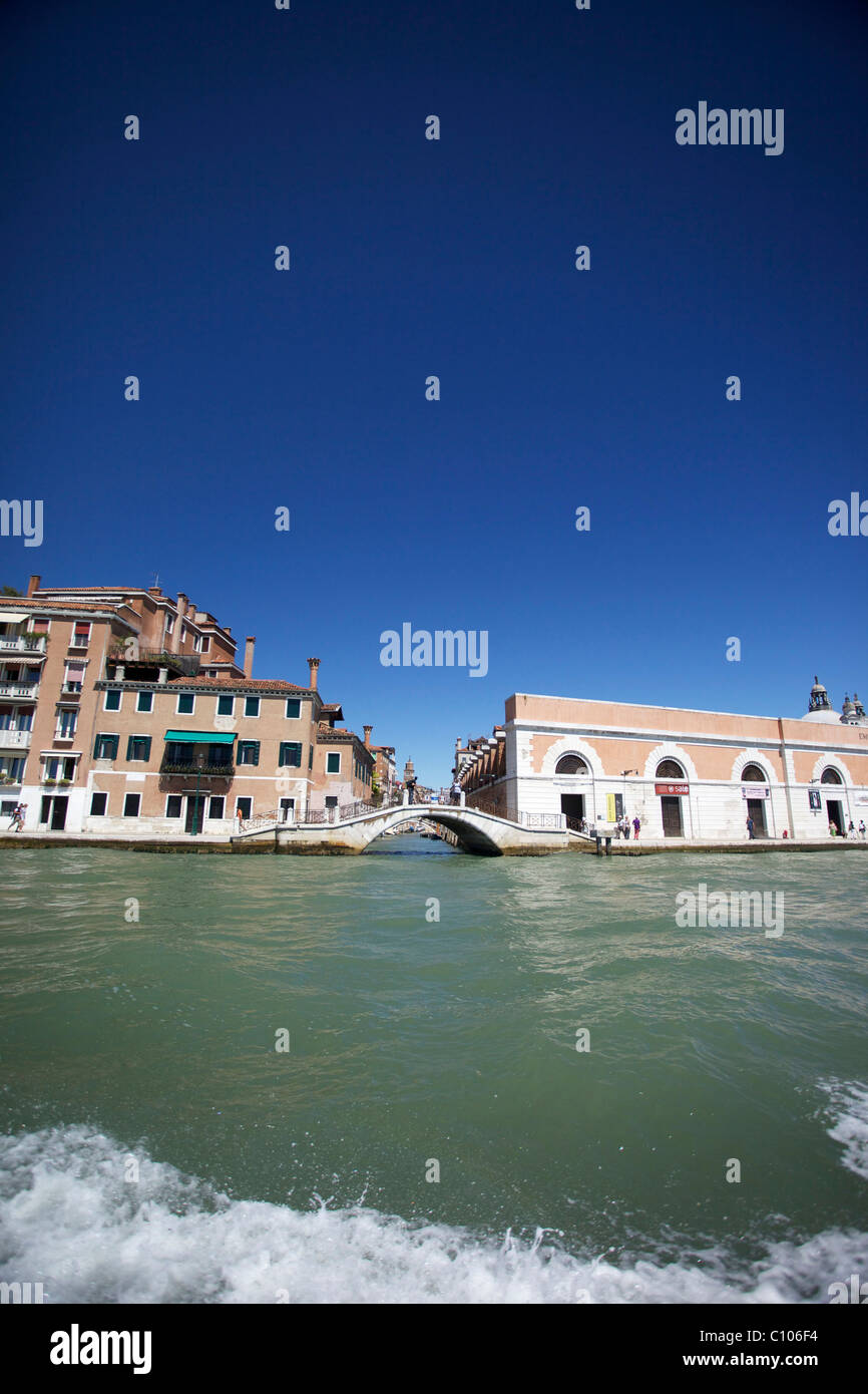 Une vue de la côte de Venise Italie vus de la rivière dans un taxi d'eau Banque D'Images